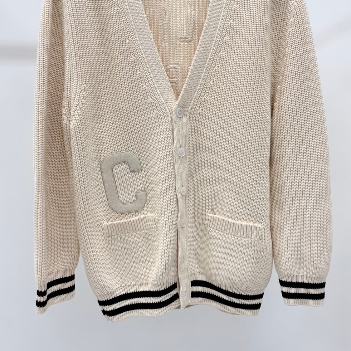 [S+급/M] 24FW 셀린느 C로고 컬리지 가디건 아이보리 상품이미지4