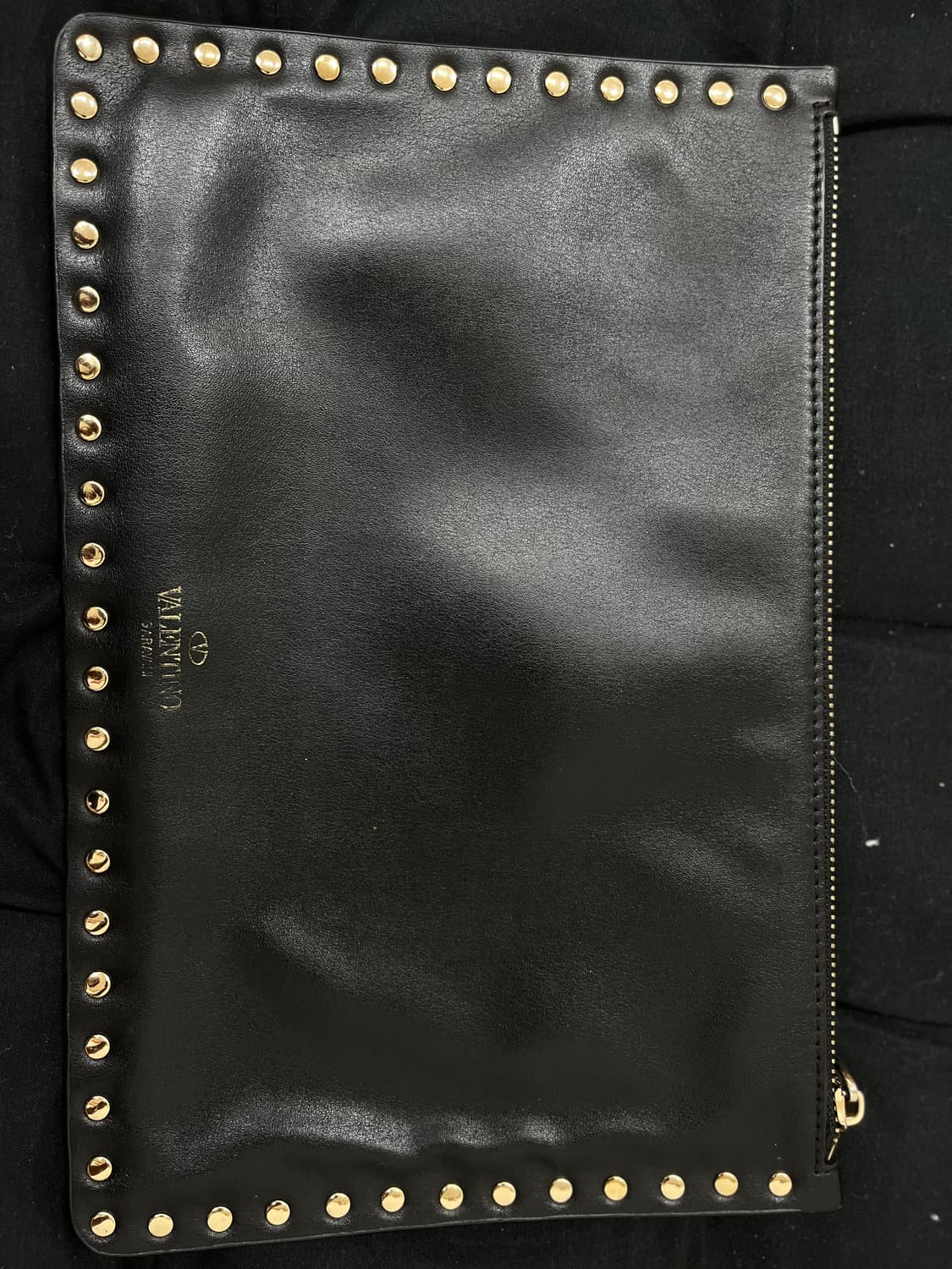 발렌티노 락스터드 카프스킨 파우치 블랙 20x30 상품이미지1