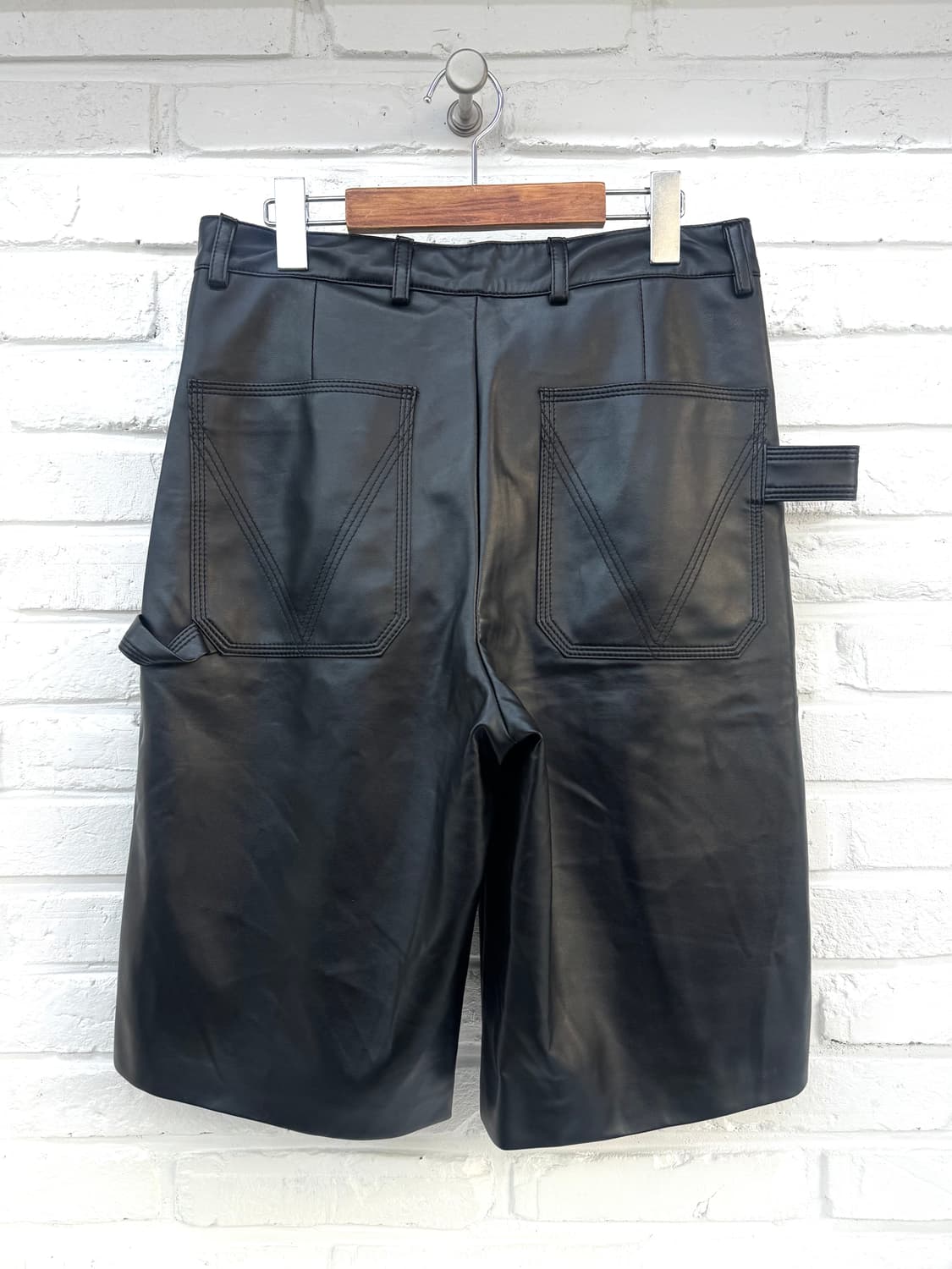 Helder 블랙 페이크레더 버뮤다 팬츠 상품이미지5