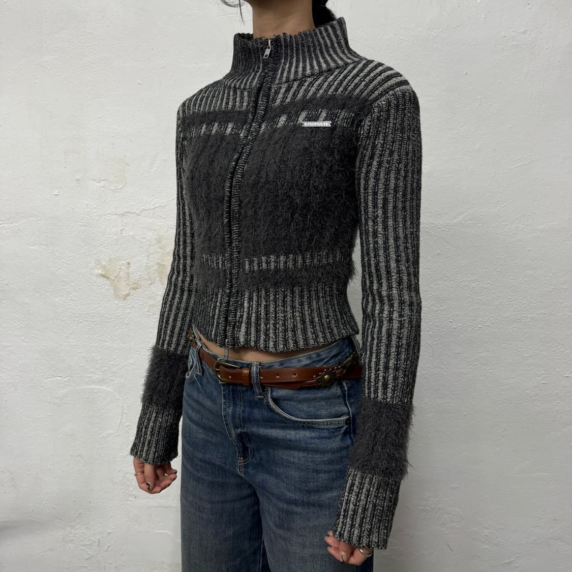 SLY JAPAN 차콜컬러 플레이트 로고 아크릴 립드 샤기 니트 집업 상품이미지1