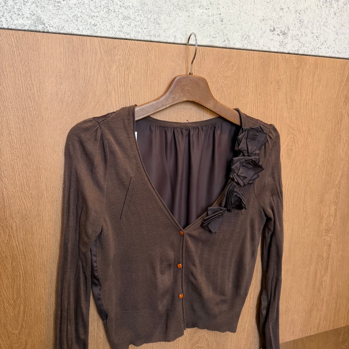 빈티지 브이넥 니트 가디건 로즈 코사지 장식 디테일 브라운 상품이미지3