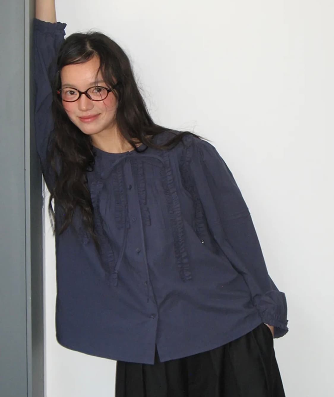 론론 프릴 러플 리본 타이 빈티지 블라우스 네이비 상품이미지1