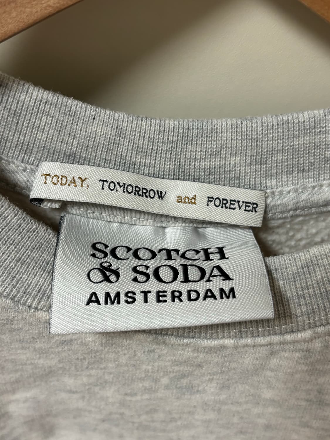 스캐치앤소다 자수 레터링 기모맨투맨 상품이미지4