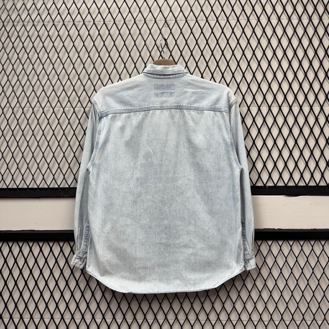 리바이스 포 우먼 데님 셔츠 투포켓 디테일 레귤러핏 연청 상품이미지2