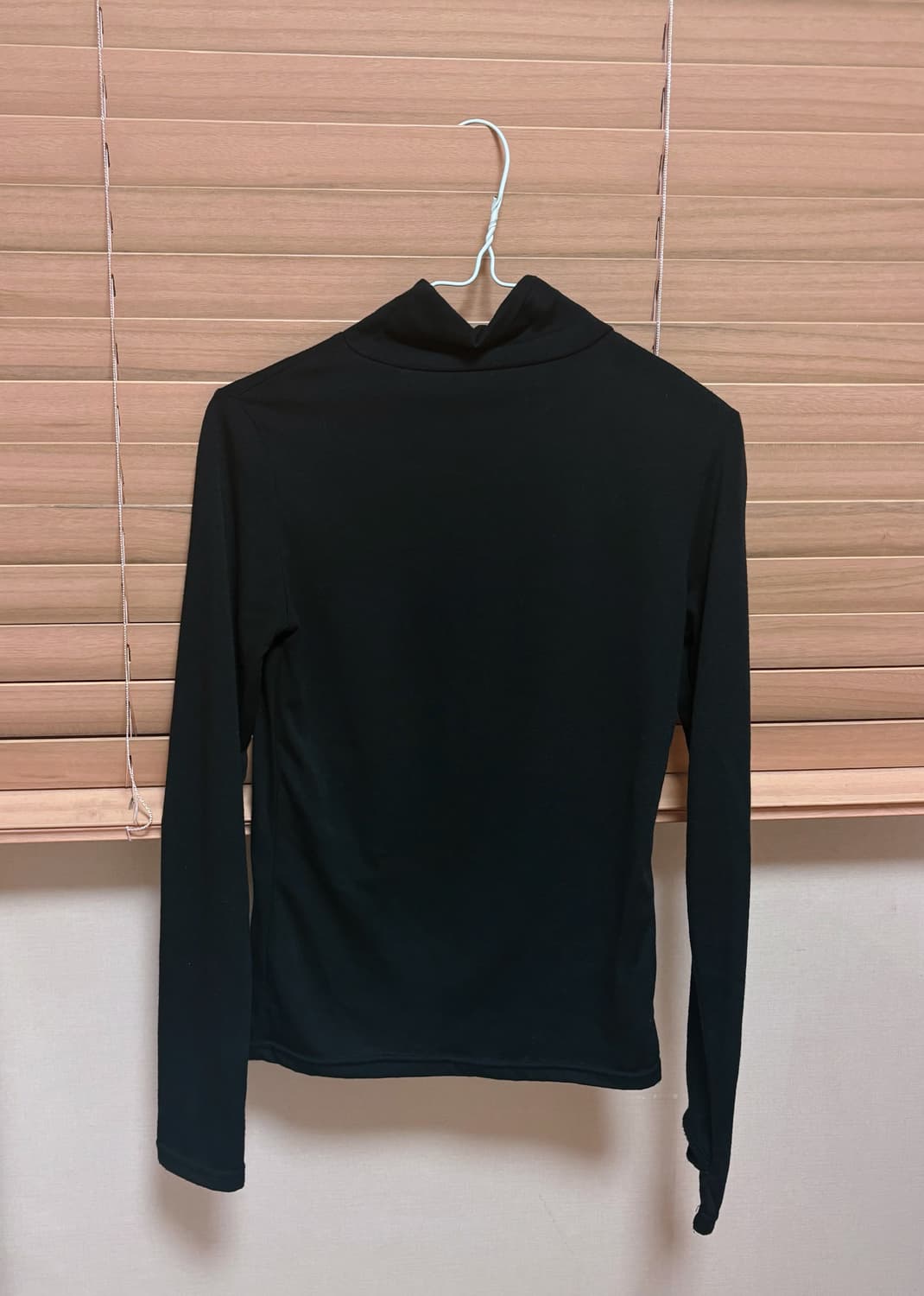 블랙 긴팔 목폴라 티셔츠(실물이 더 예쁘고 팔 매우 길어보임) 상품이미지1