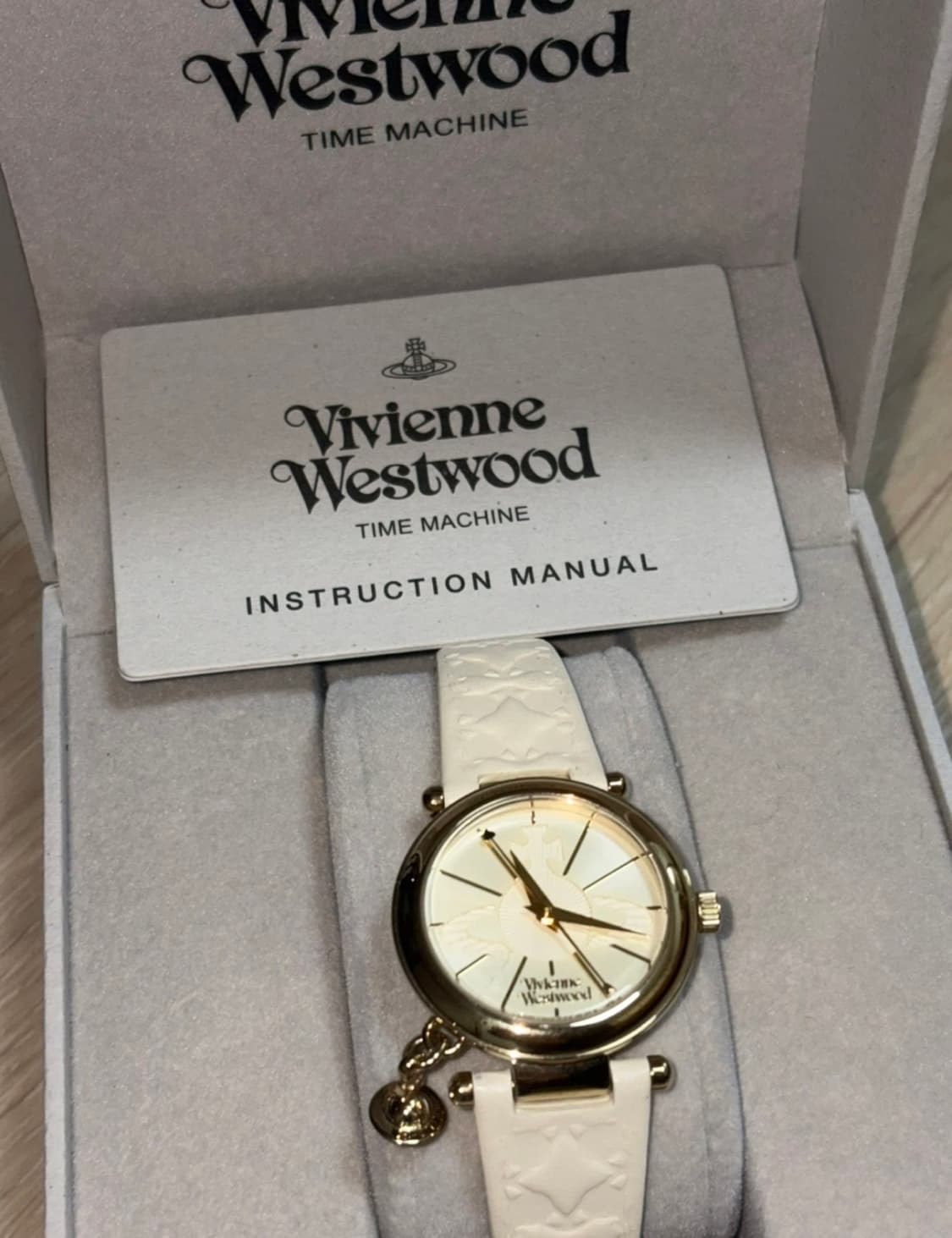 비비안웨스트우드 화이트 가죽 시계 32MM (새상품) 상품이미지1
