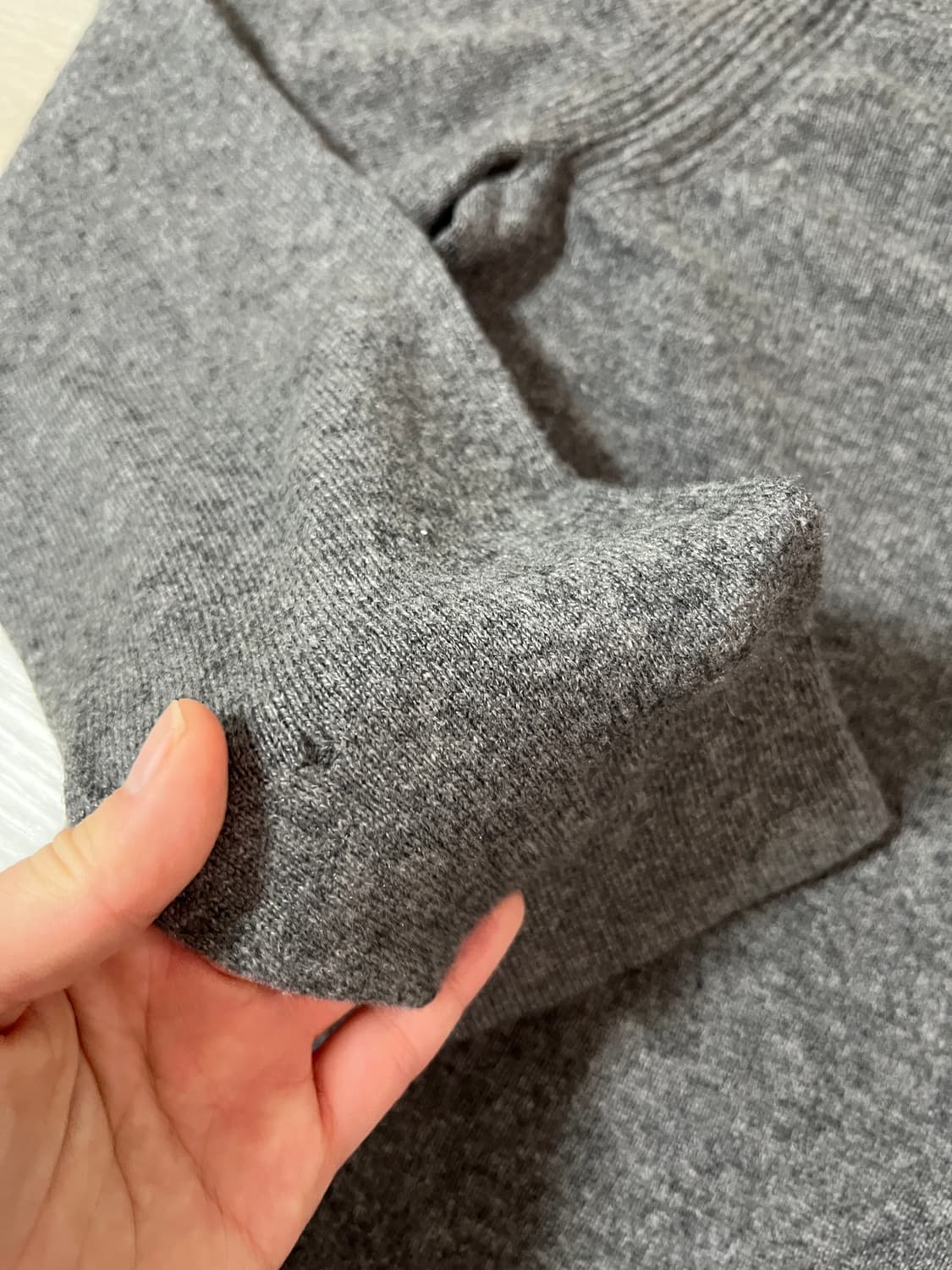 띠어리 캐시미어 100 브이넥 니트 상품이미지5