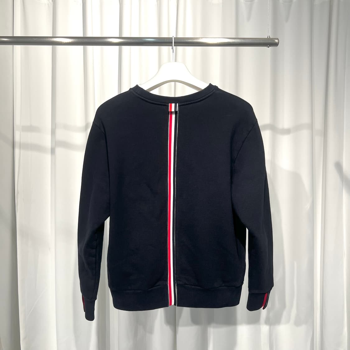 [3]톰브라운 백삼선 맨투맨 상품이미지1