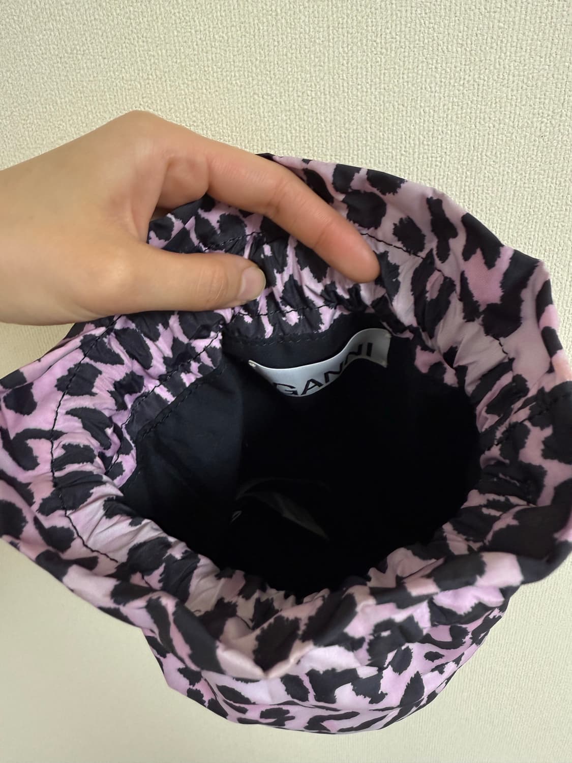 GANNI 가니 레오파드 나일론 백 상품이미지3