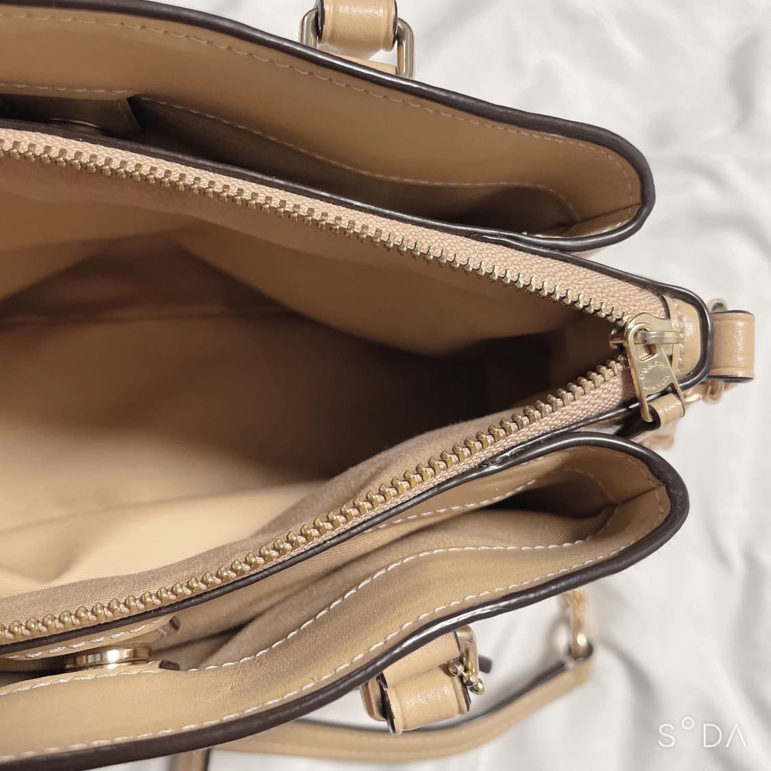 코치 베이지 크로스백 상품이미지10