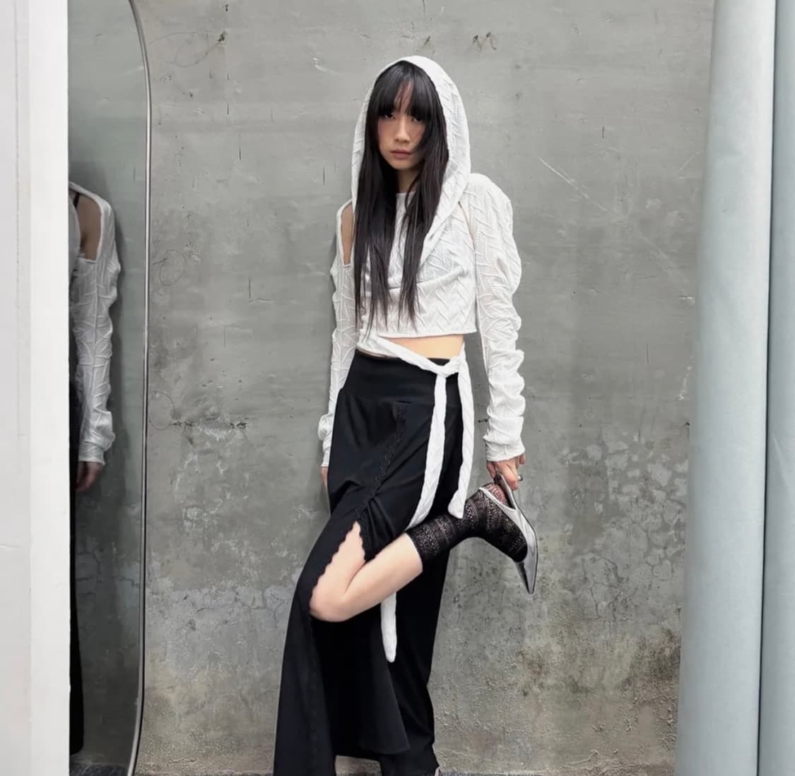 0104 공일공사 BACKLESS HALTER HOODIE  상품이미지1