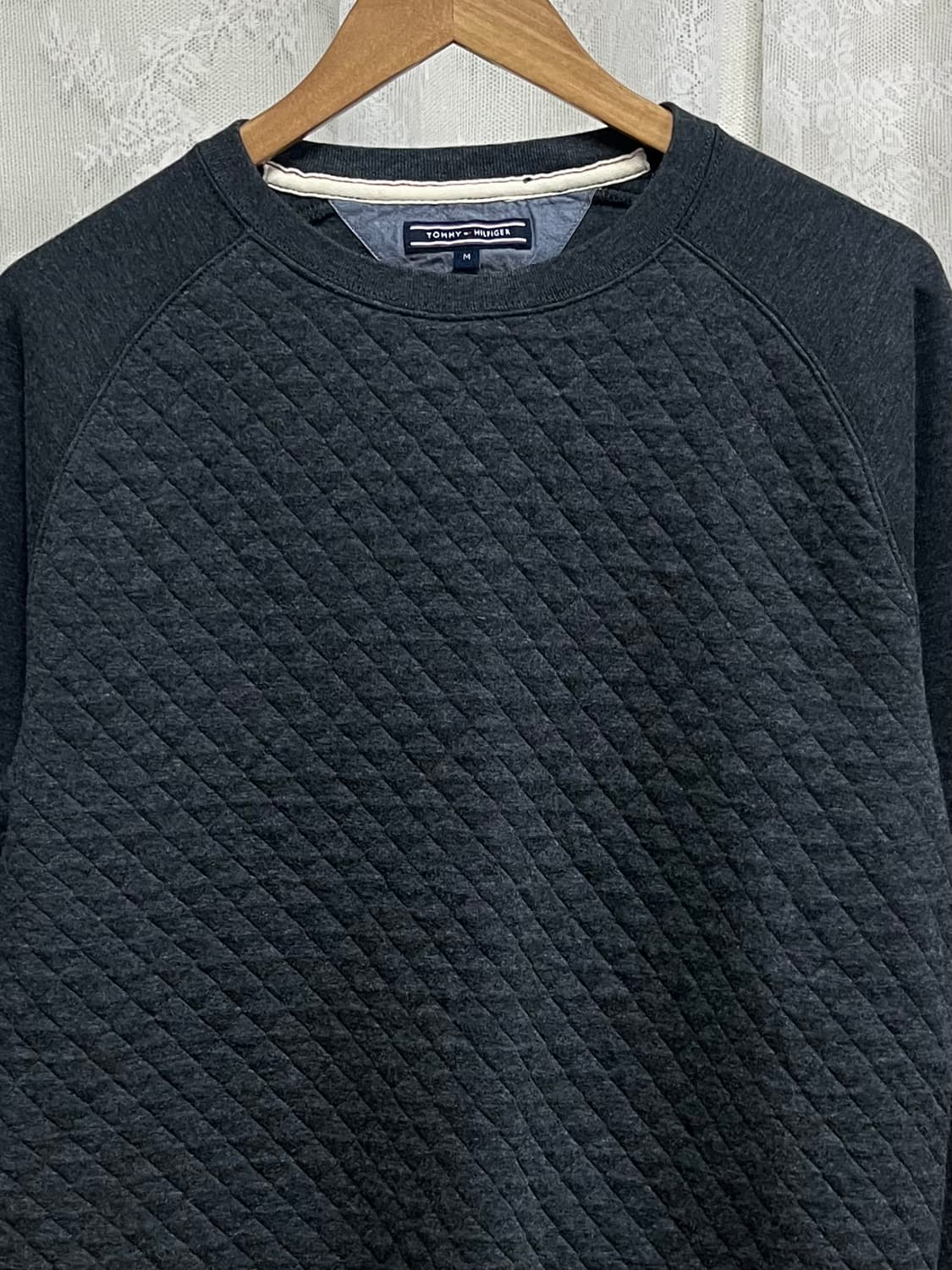 M) 타미힐피거 빈티지핏 퀼팅 맨투맨 차콜 상품이미지3