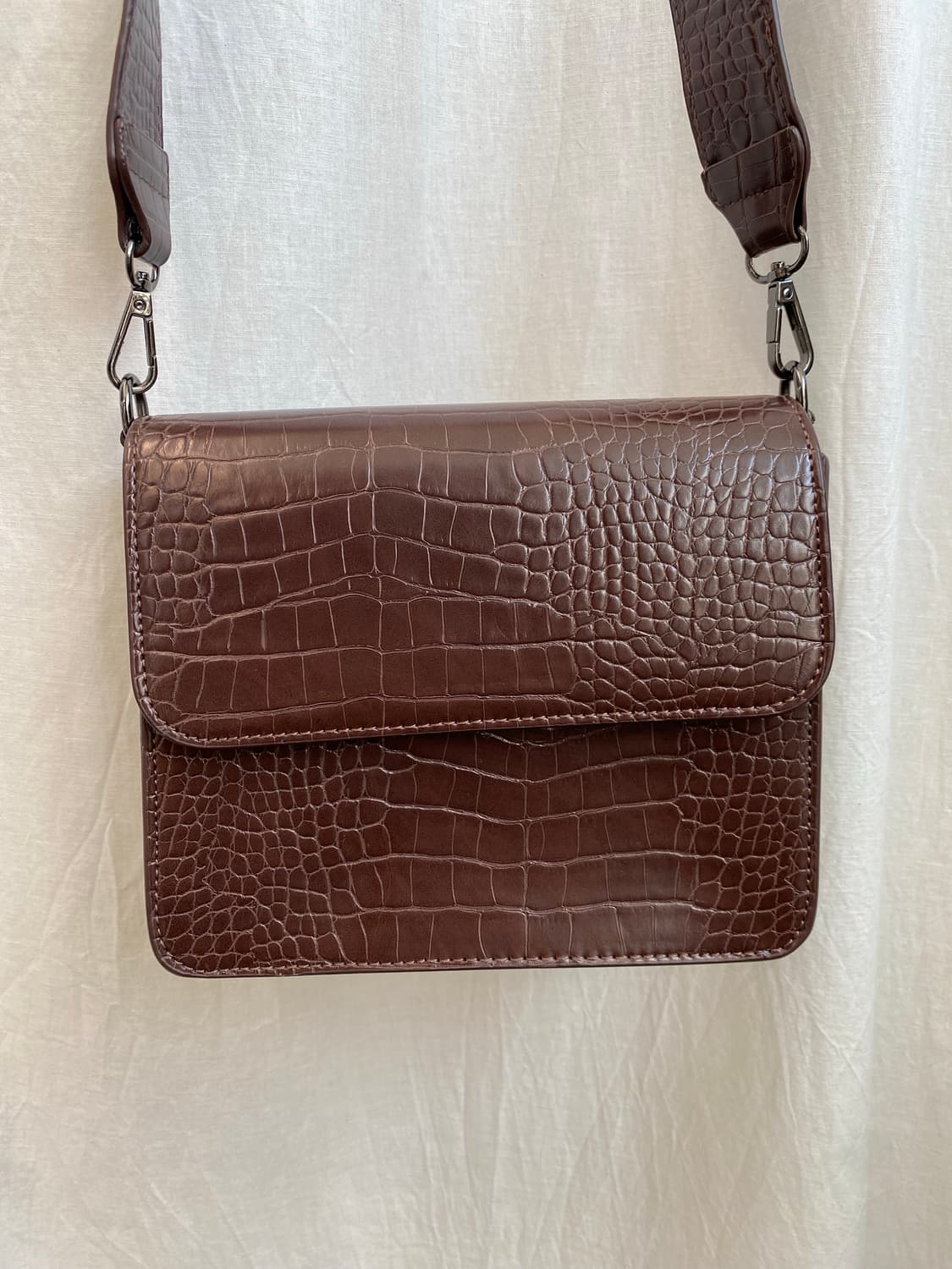 HVISK 브라운 비건레더 크로스백 상품이미지3