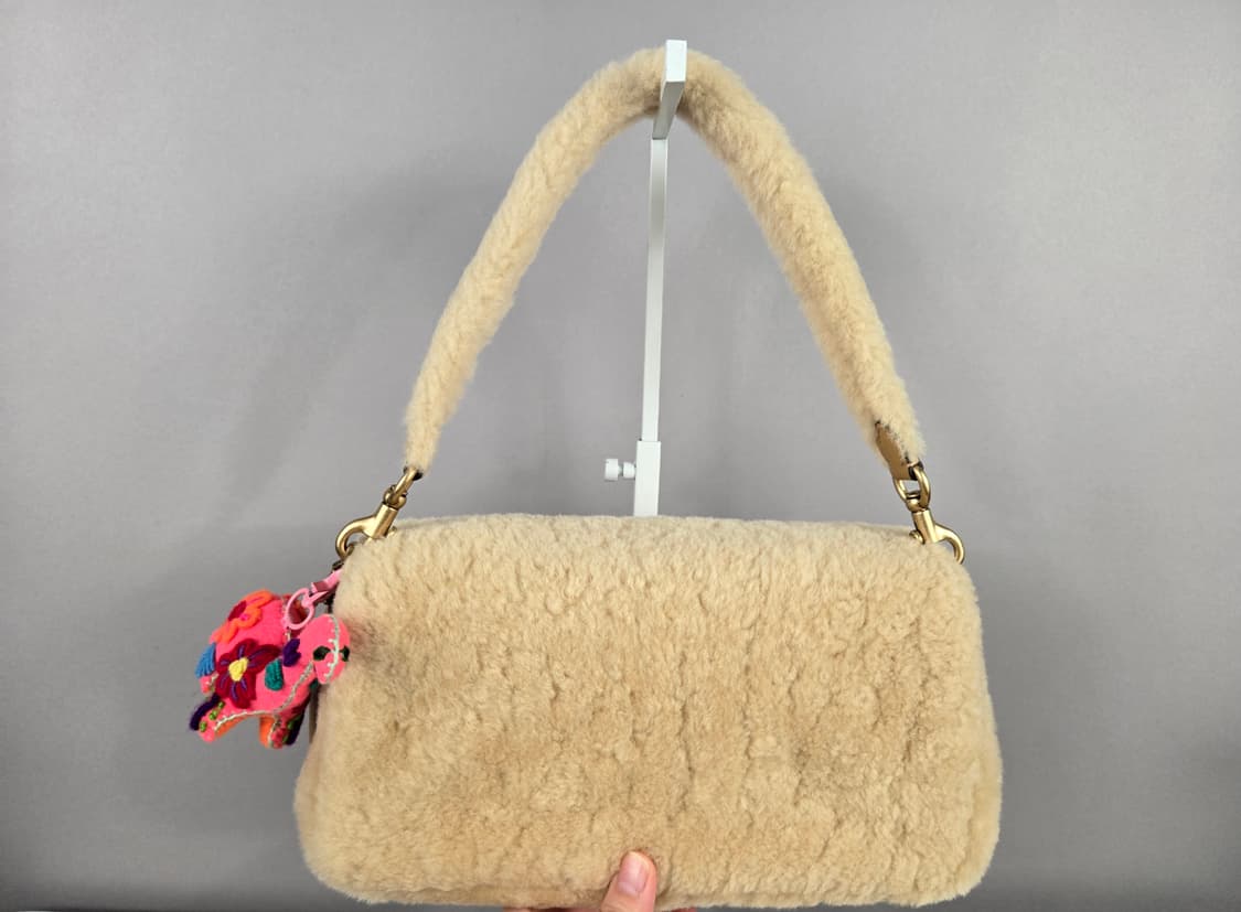 COACH 코치 시어링 필로우 태비 18 웜 뉴트럴 백 가방 정품 양털 상품이미지3