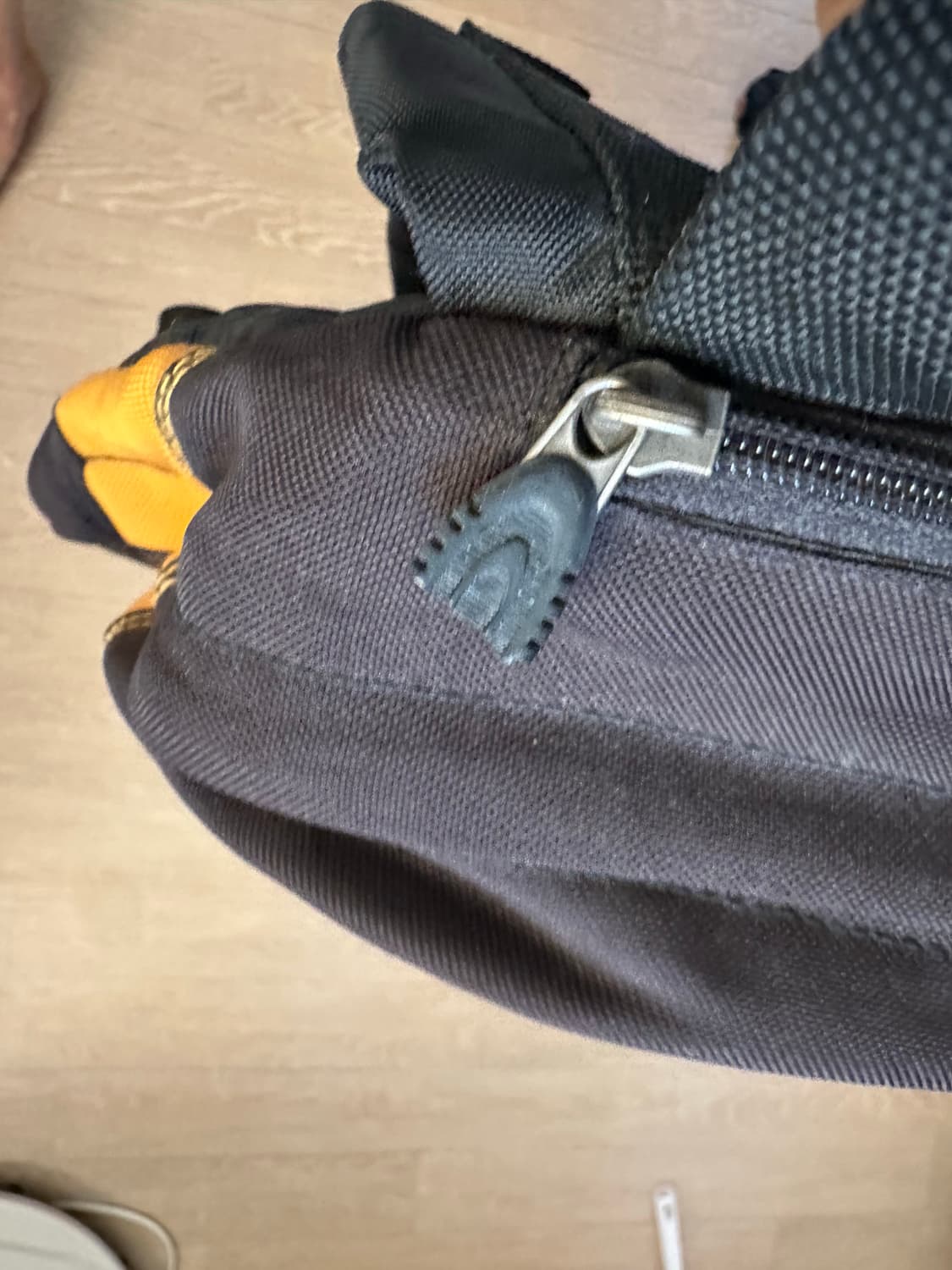 오클리 빈티지 옐로우 백팩 상품이미지3