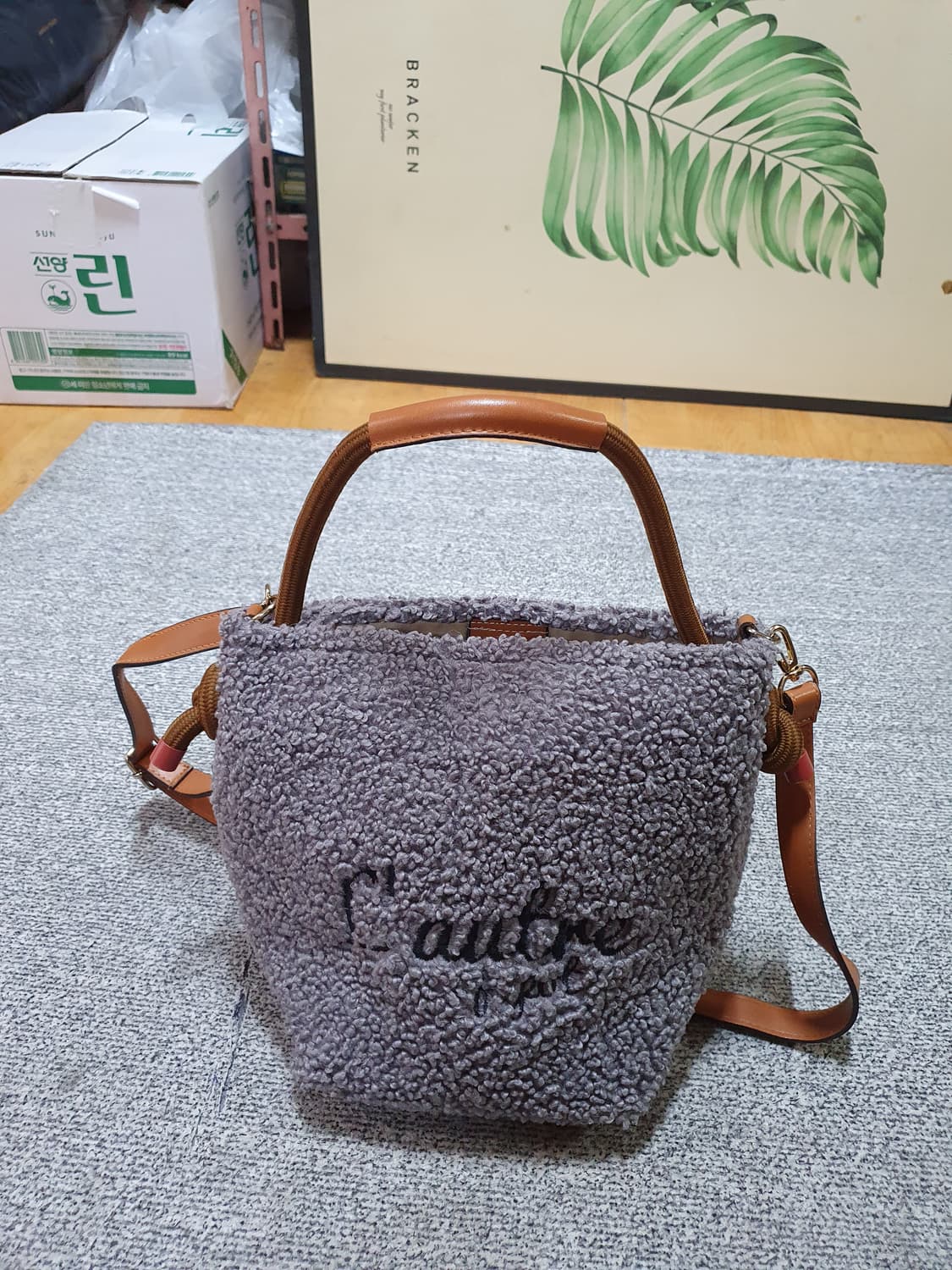 뽀글이 가방 크로스백 
사진상 보이는그대로. 넘넘 예뻐요
 상품이미지1