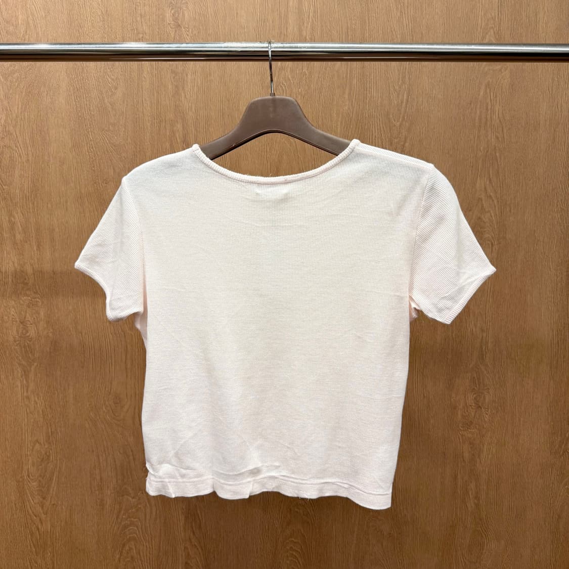 꾸레쥬 리브 반팔 티셔츠 로고 자수 디테일 슬림핏 라이트 핑크 상품이미지3