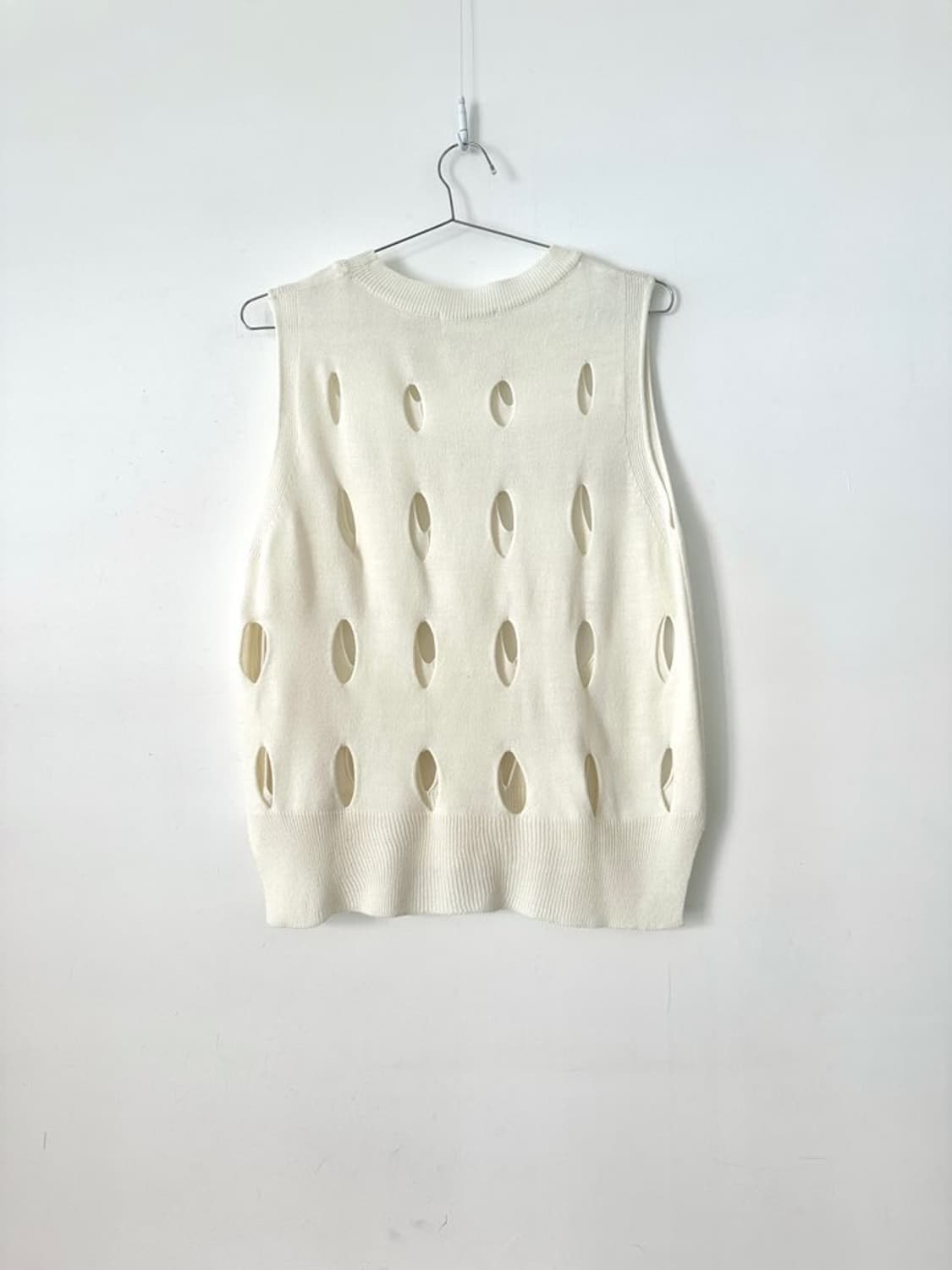 Punching hole sleeveless knit / ivory 상품이미지2