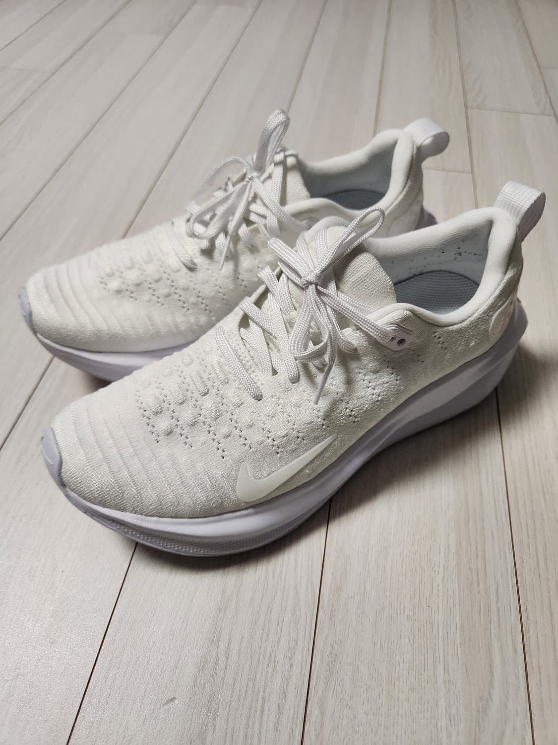 나이키 운동화 인피니티 런 4 DR2665-103 러닝화 사이즈255

 상품이미지1