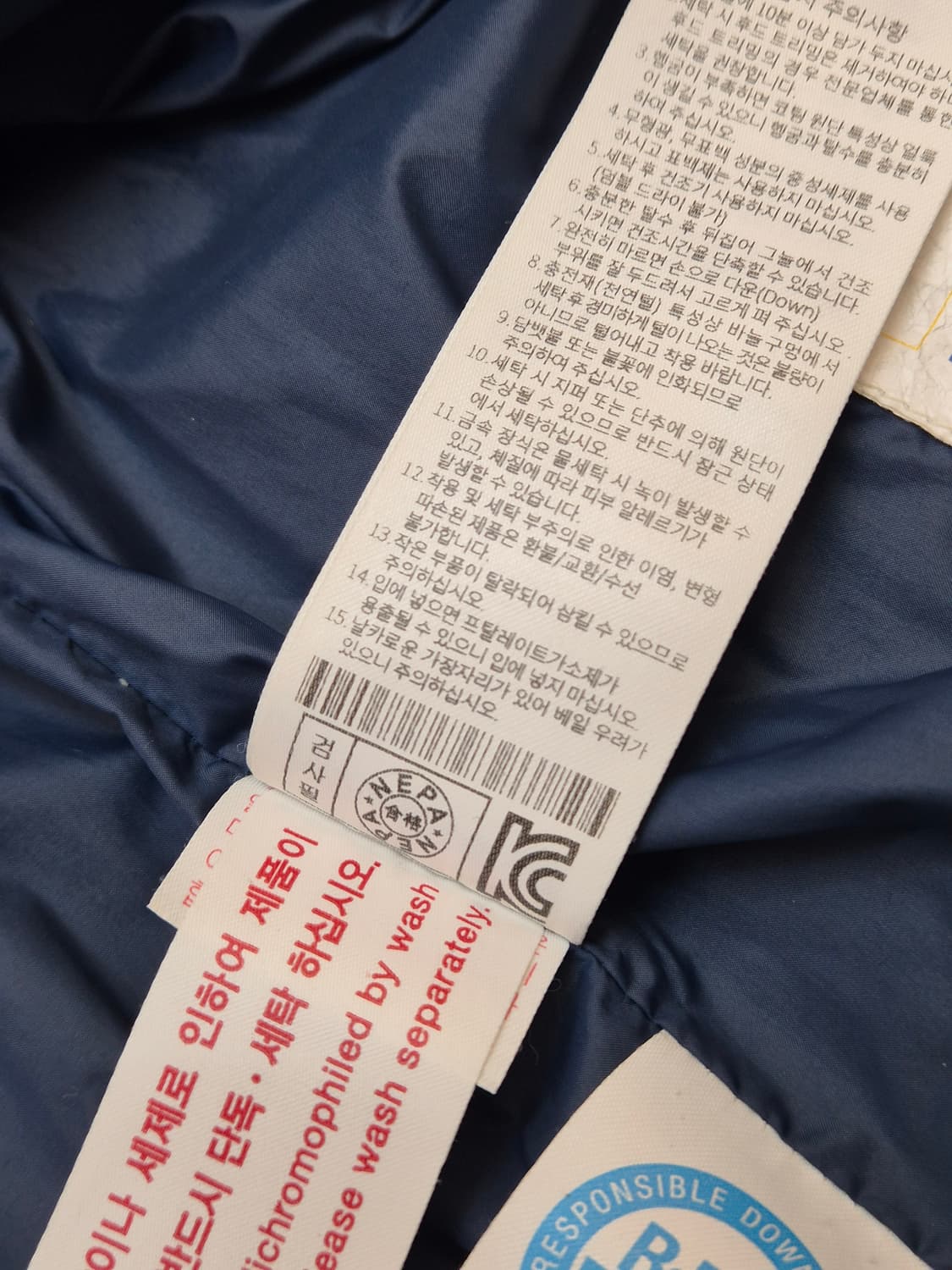 네파 키즈 패딩 130사이즈입니다. 충전재는 오리털 80%, 깃털 20입 상품이미지7