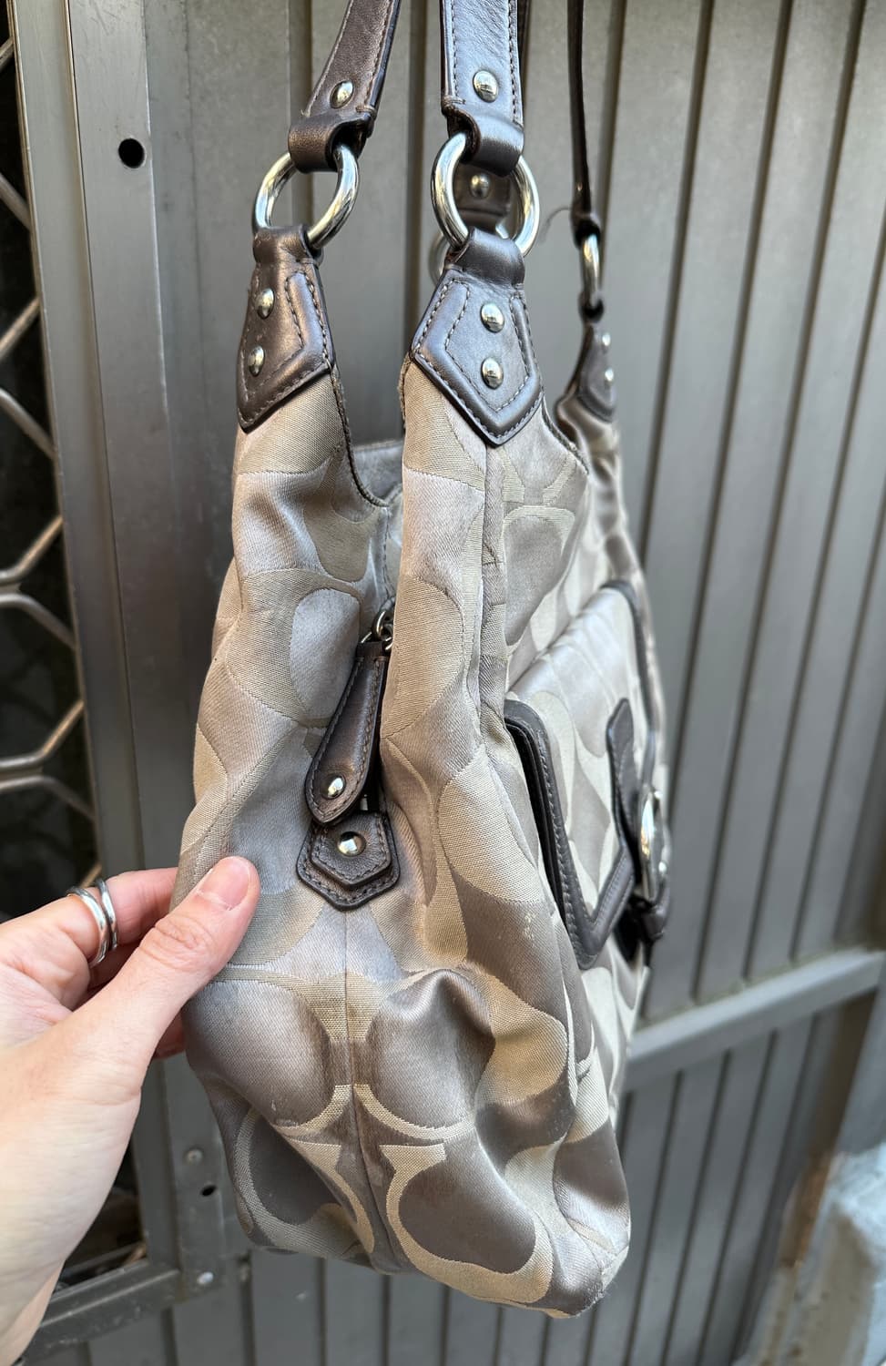 Coach stud point shoulder hobo bag  상품이미지4