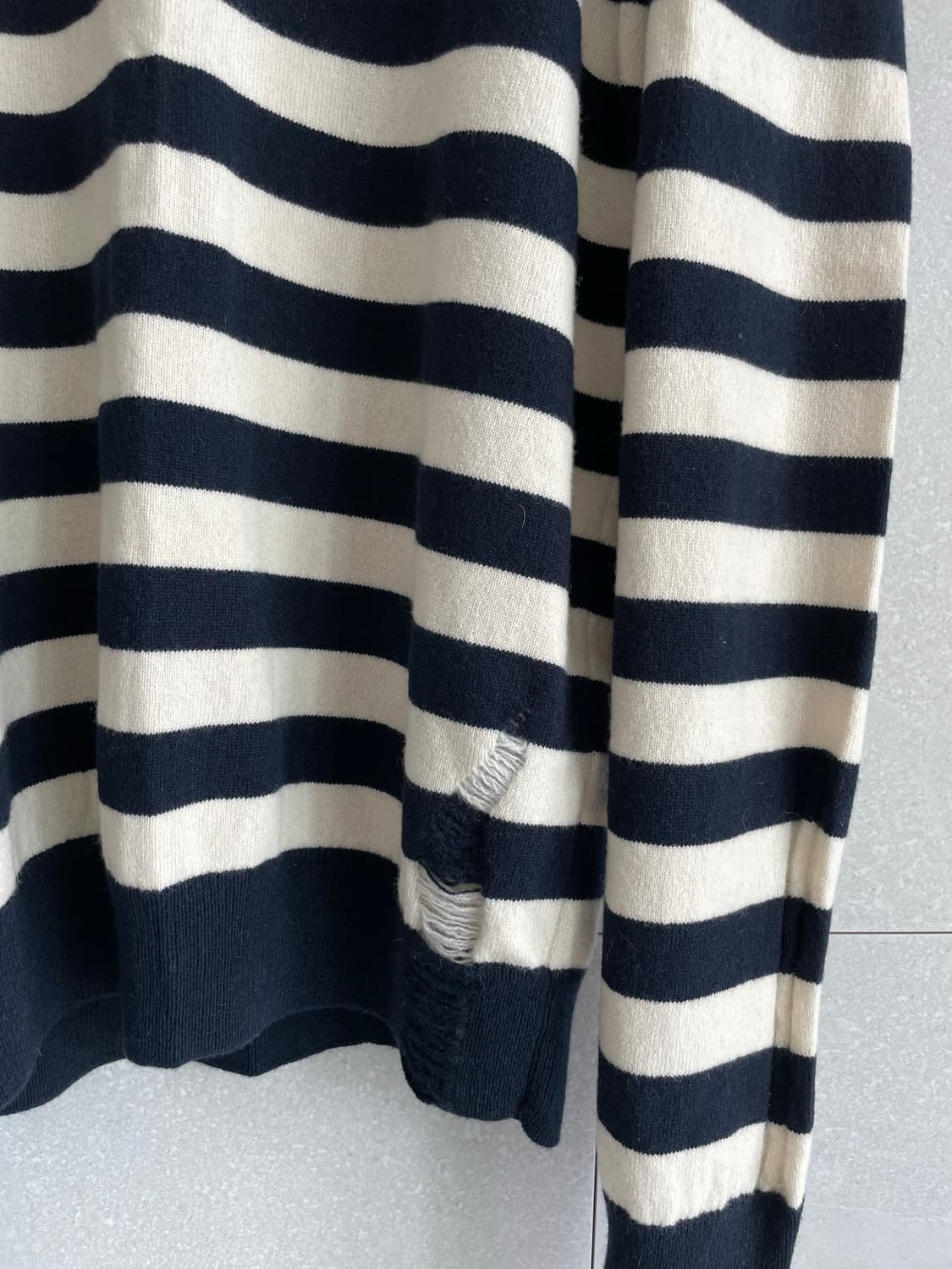 생로랑 디스 스트라이프 니트 상품이미지3