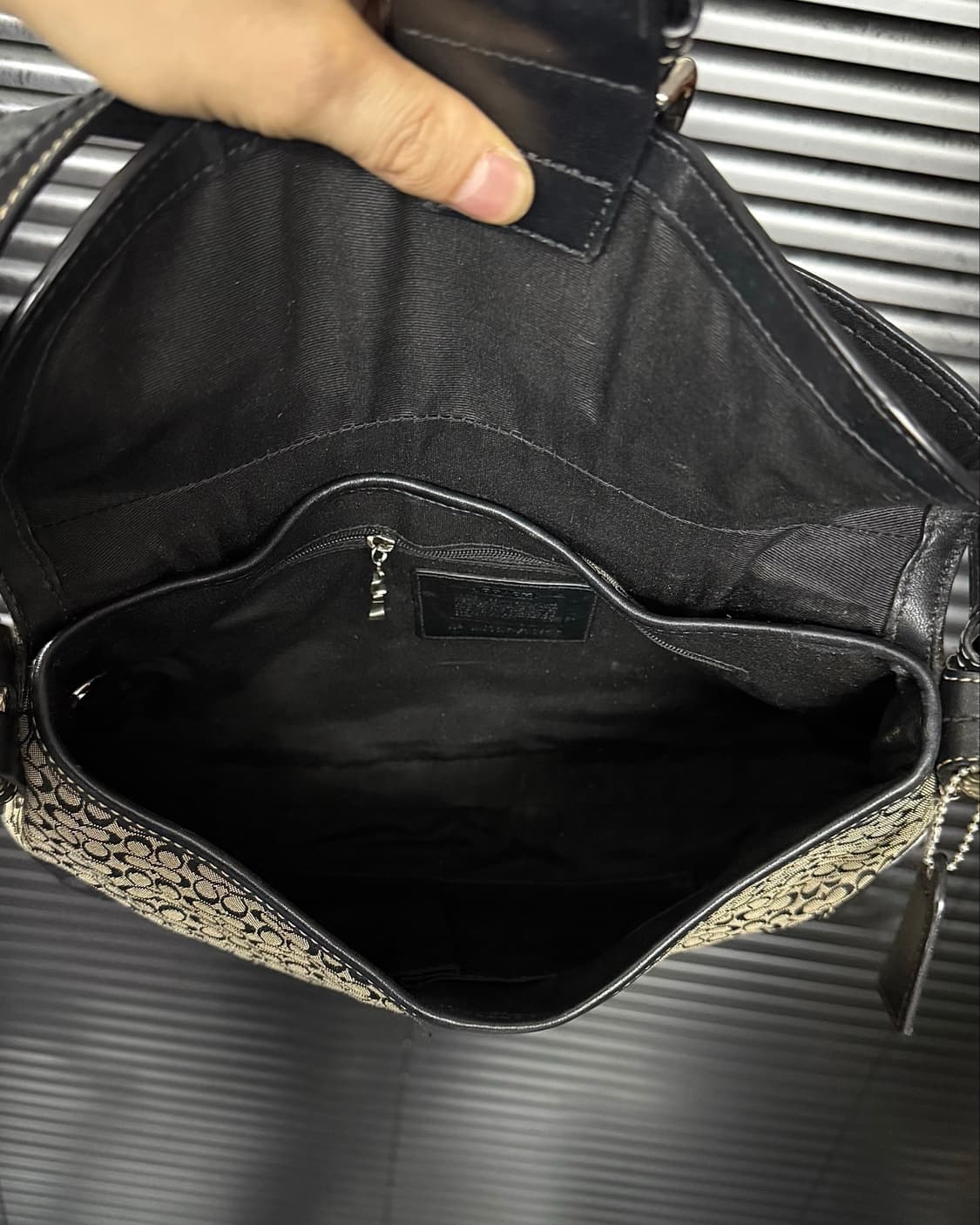 코치 버클 가죽 레더 숄더백 블랙 시그니처 로고 토드백 호보백 사첼백 상품이미지8