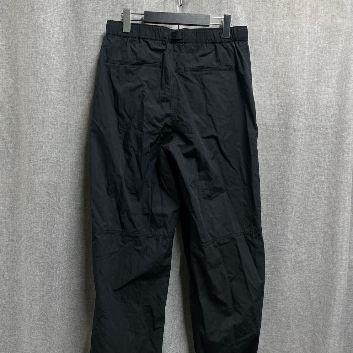 [30/밴딩] 무신사 스탠다드 블랙 파라슈트 조거팬츠 상품이미지5