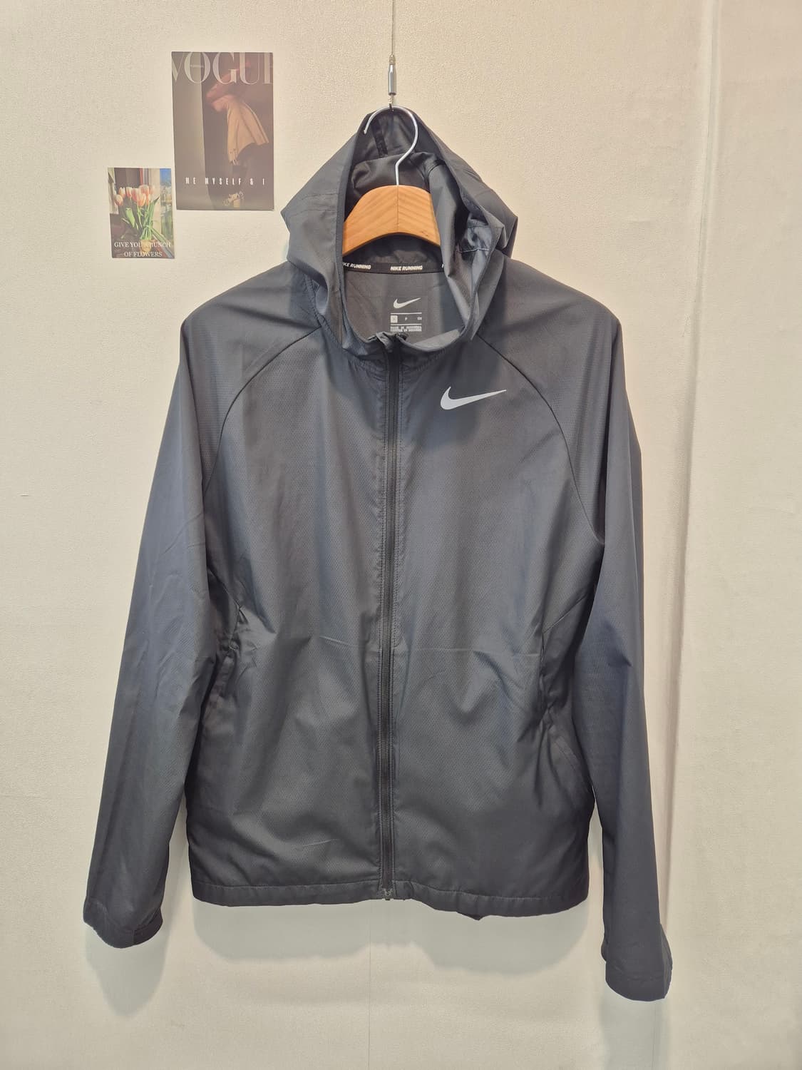 나이키 러닝 바람막이 S 사이즈입니다
- 색상은 다크 그레이 상품이미지1