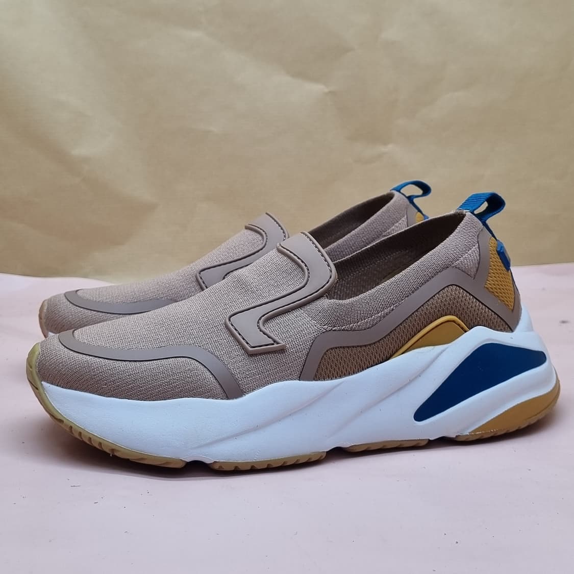 슈콤마보니 베이지 스니커즈 240 상품이미지1