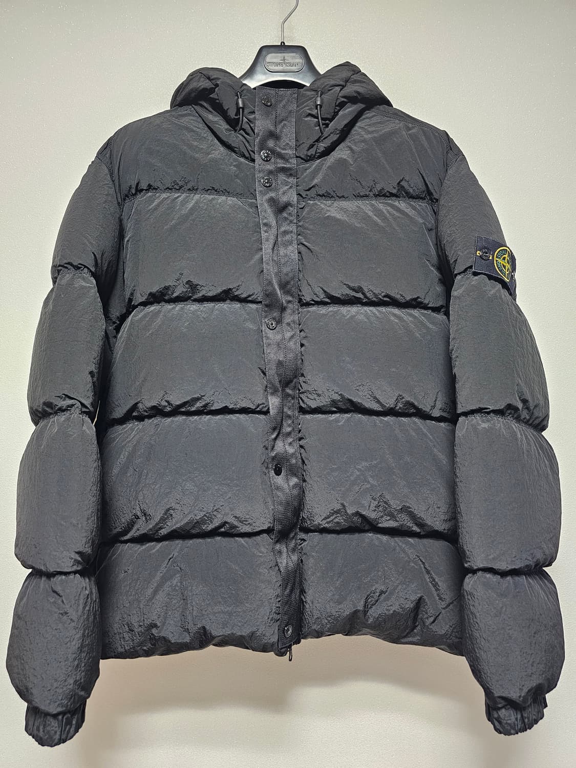 스톤아일랜드 나일론 메탈 에코닐 후드 다운 패딩 24FW 상품이미지1