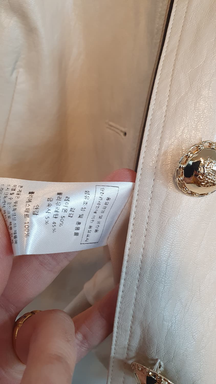 줄로그 어깨퍼프 숏레더자켓 프리
가볍게입기좋아요
상태깨끗좋아요 상품이미지5