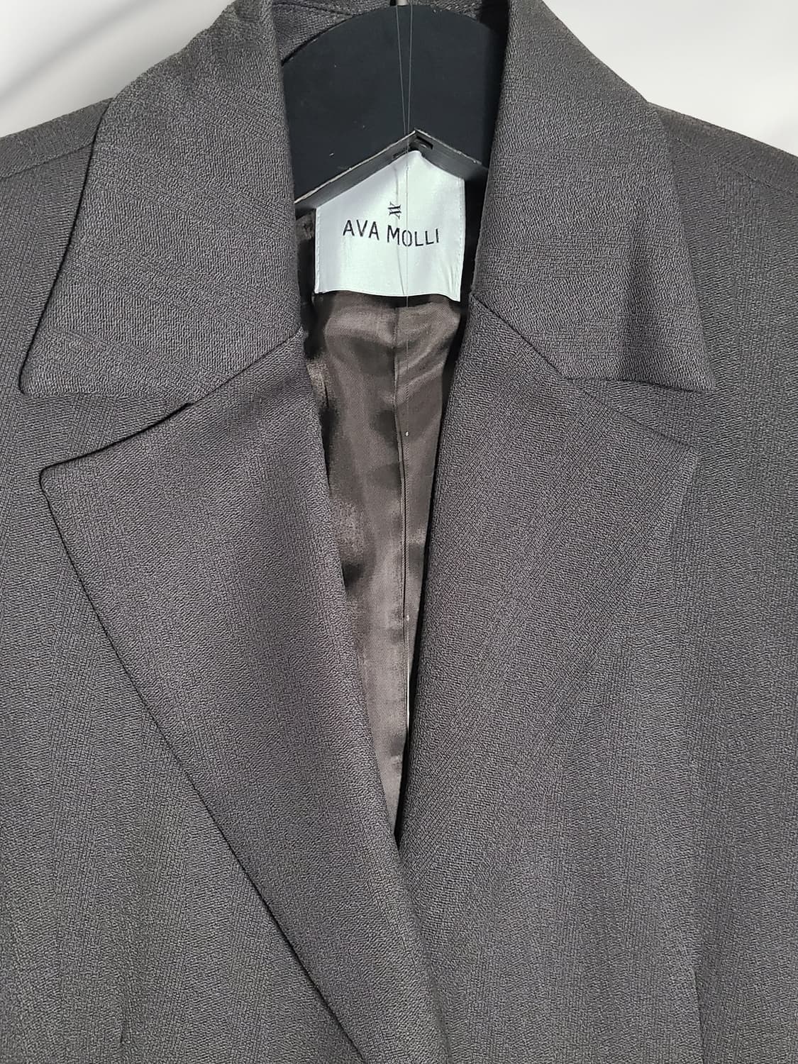 AVA MOLLI 블랙 울 자켓 & 플리츠 롱스커트 셋업 상품이미지3