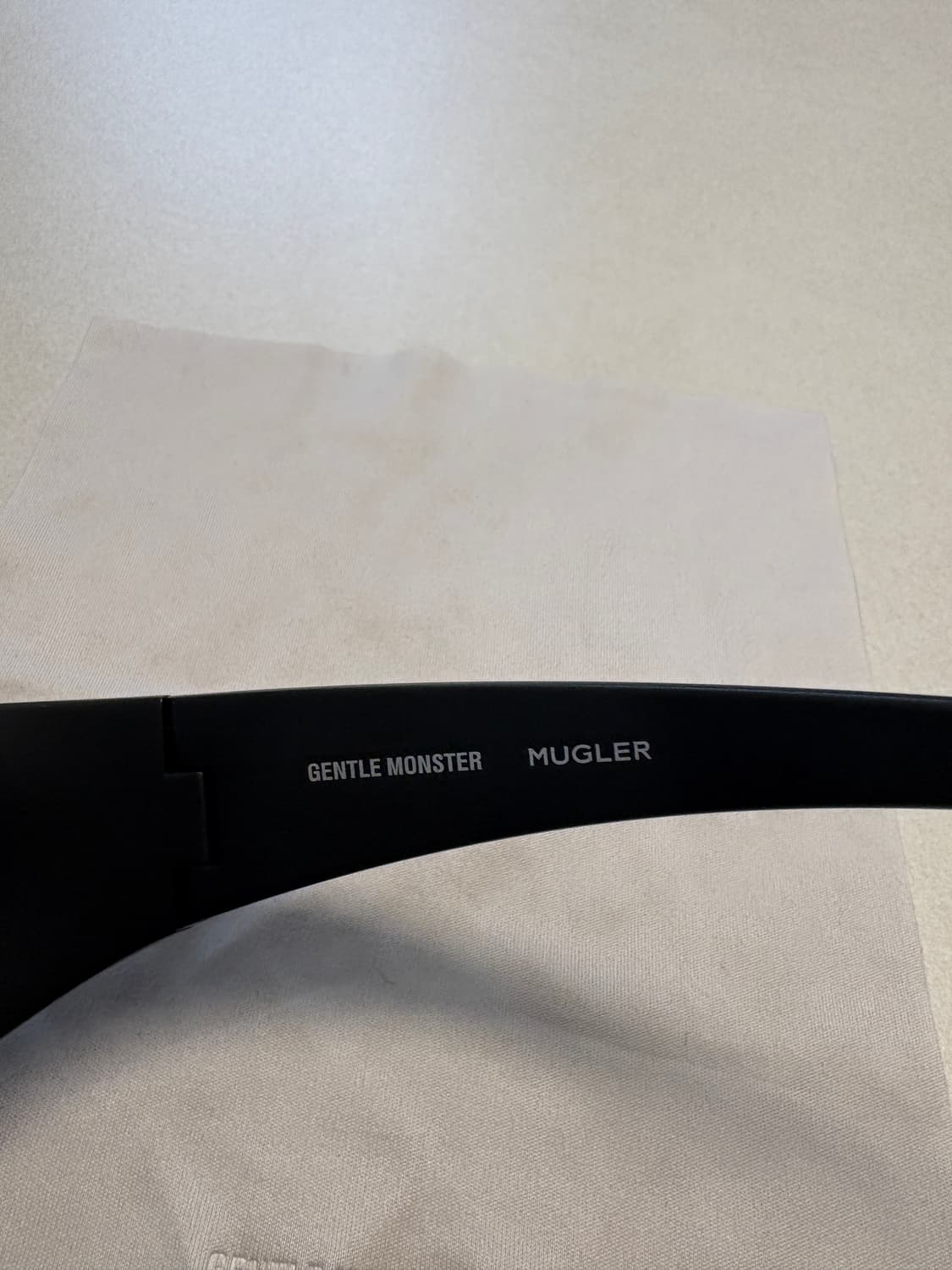 젠틀몬스터 x 뮈글러 스파이럴 02 M01 블랙 그레이 상품이미지6