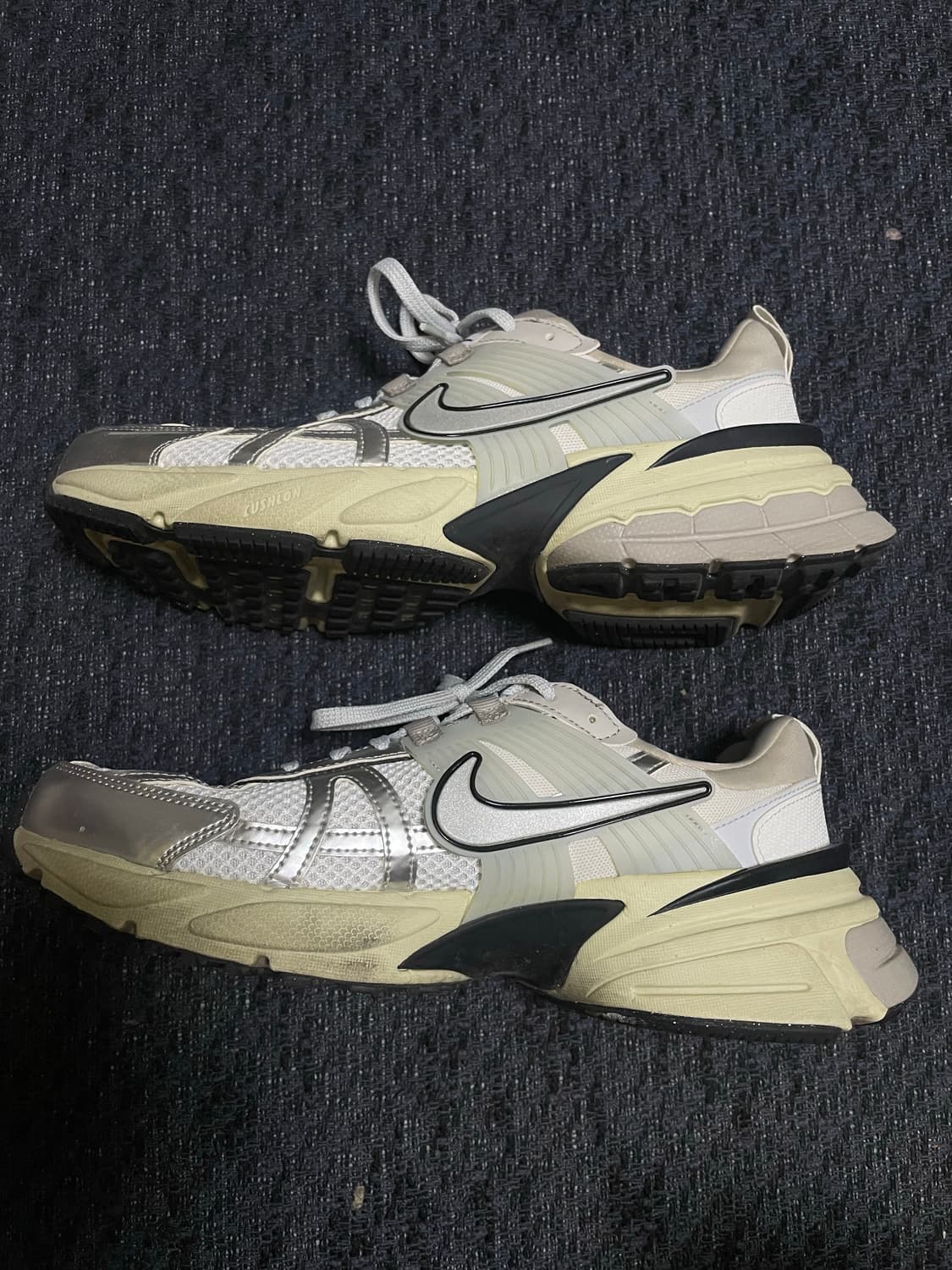 나이키 v2k런 서밋화이트 270 새상품급 판매합니다 상품이미지3