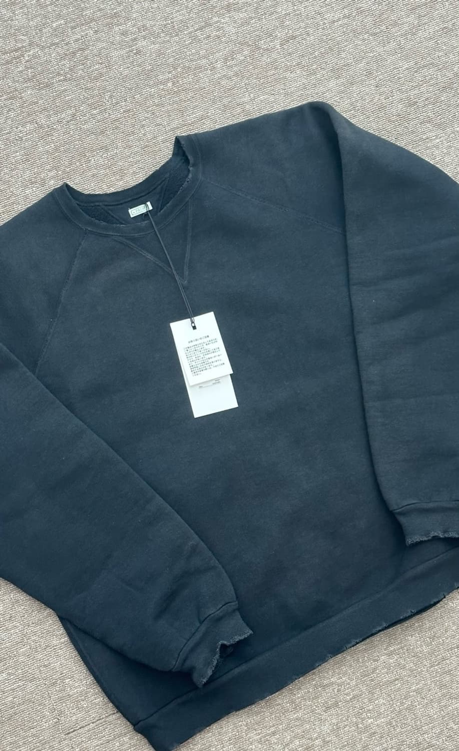 아프레쎄 빈티지 더블 브이 스웻 블랙 4 상품이미지1