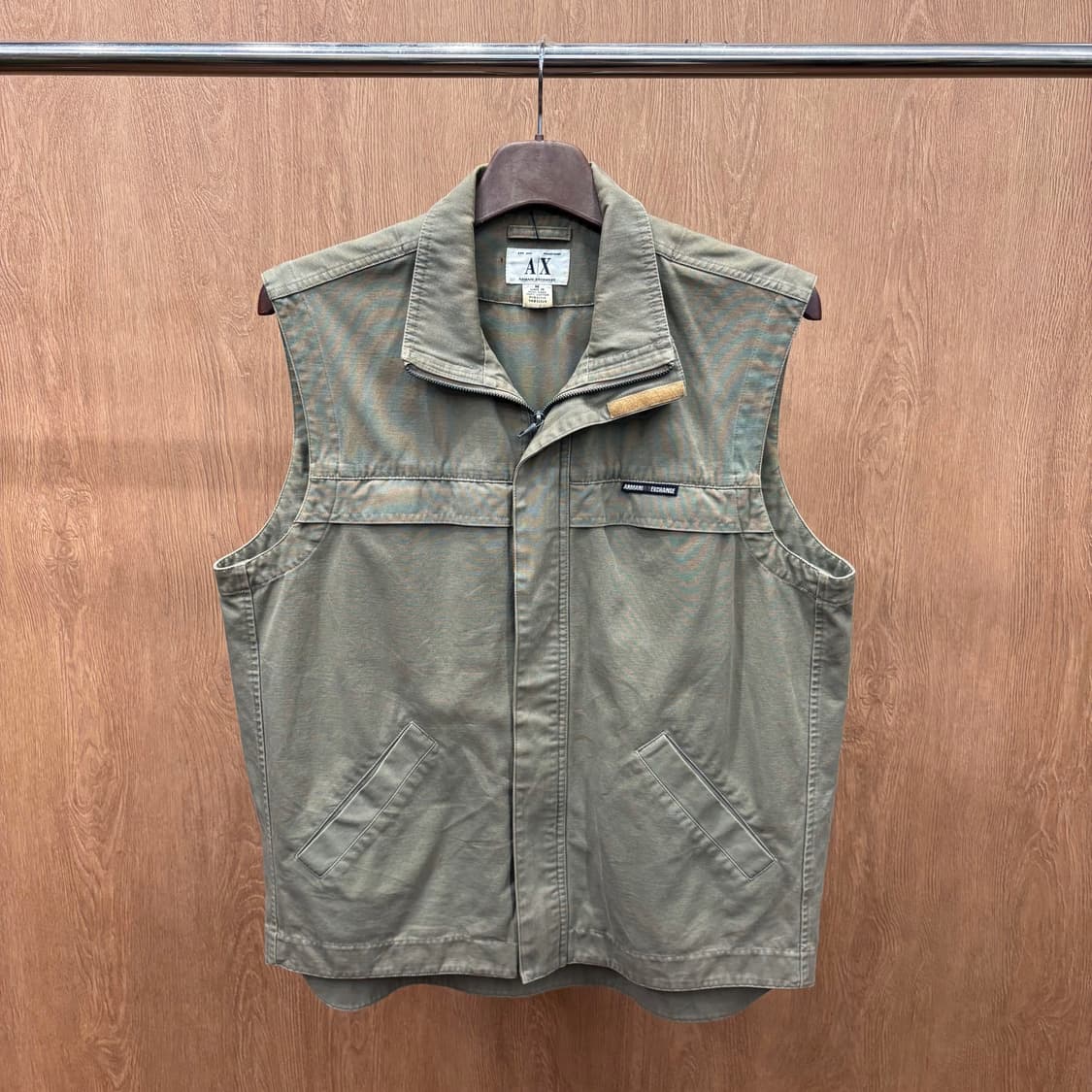 아르마니 익스체인지 하이넥 코튼 베스트 로고 자수 패치 디테일 카키 상품이미지2