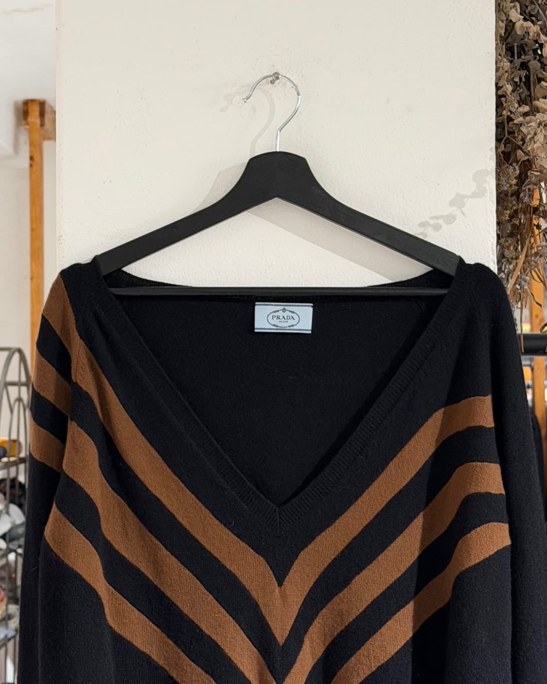 프라다 블랙 14fw 배색 딥 브이넥 니트 상품이미지4