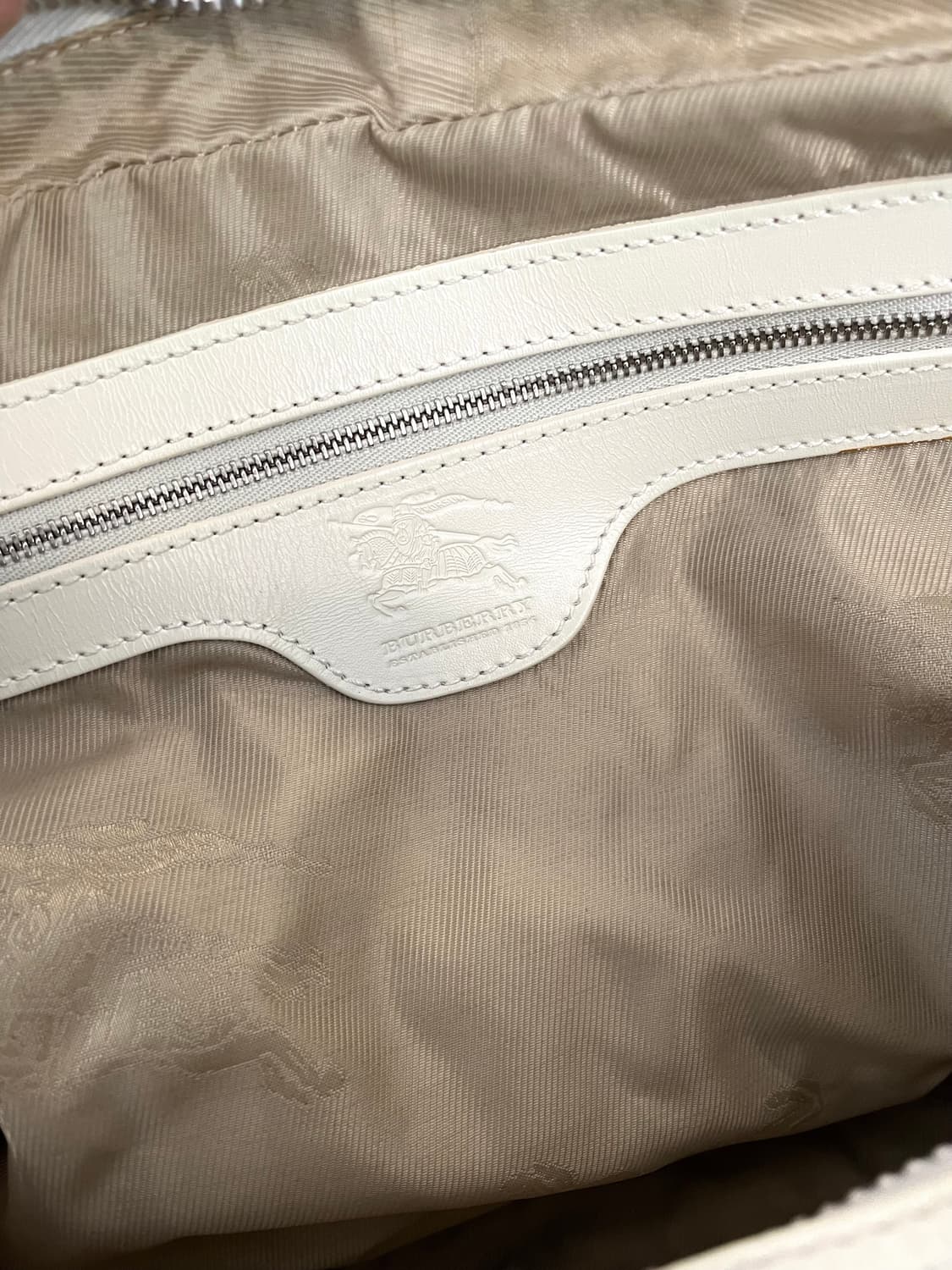 버버리 프로섬 아카이브 스터드 레더 숄더백 상품이미지7