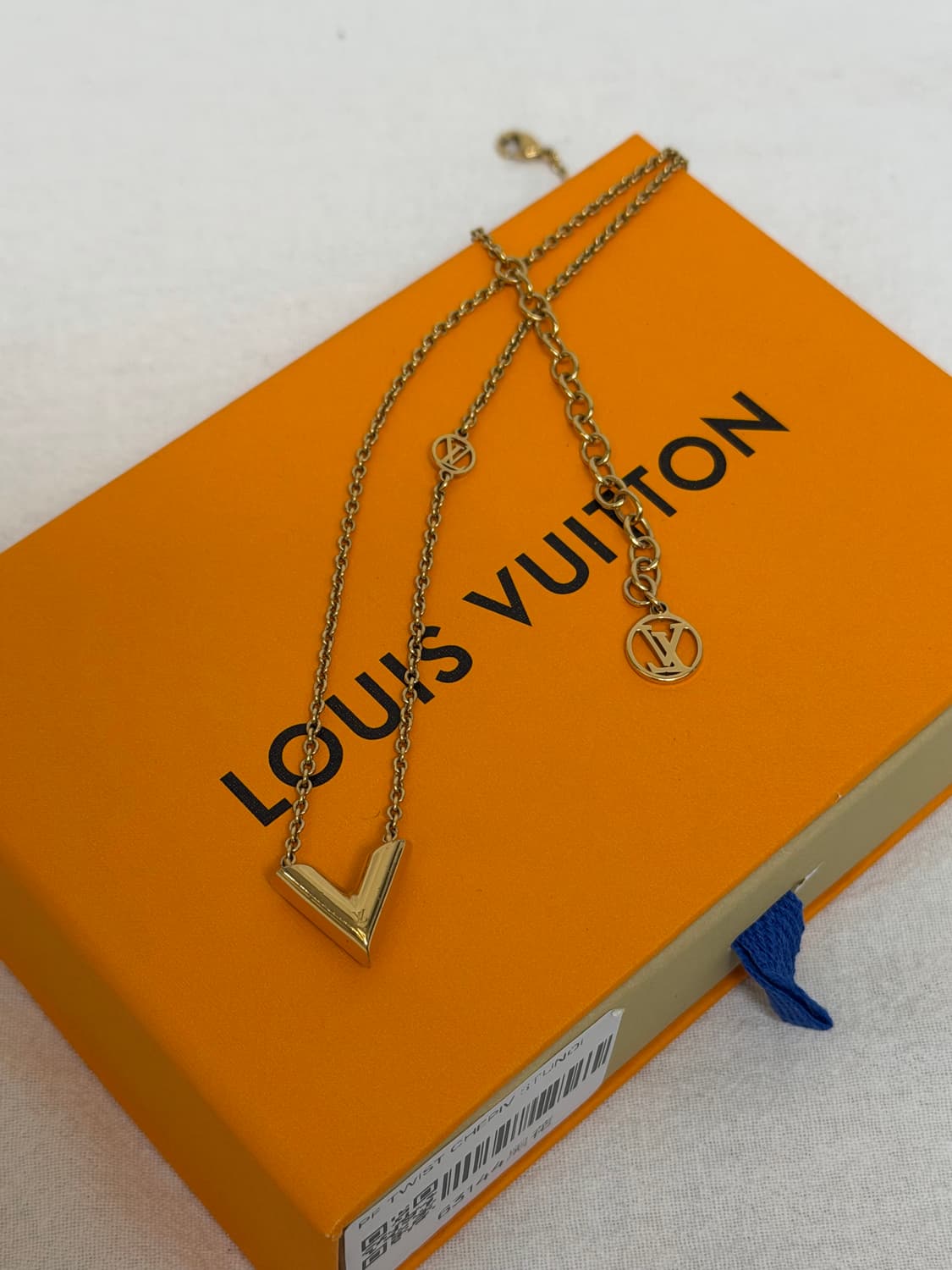 정품 루이비통 에센셜 V 목걸이 금장 상품이미지2