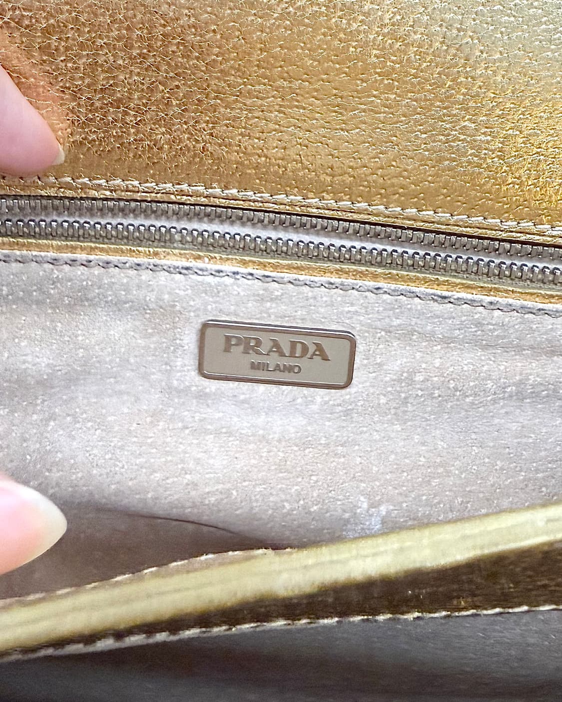 프라다 메탈릭 골드 레더 플랩 크로스백 상품이미지7