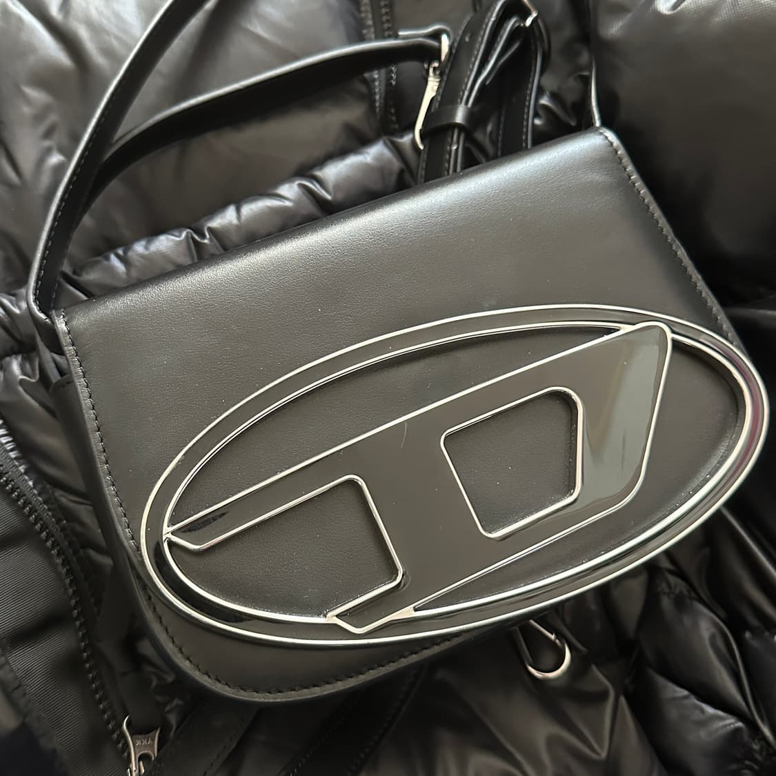 디젤 1dr 블랙 숄더백 상품이미지3