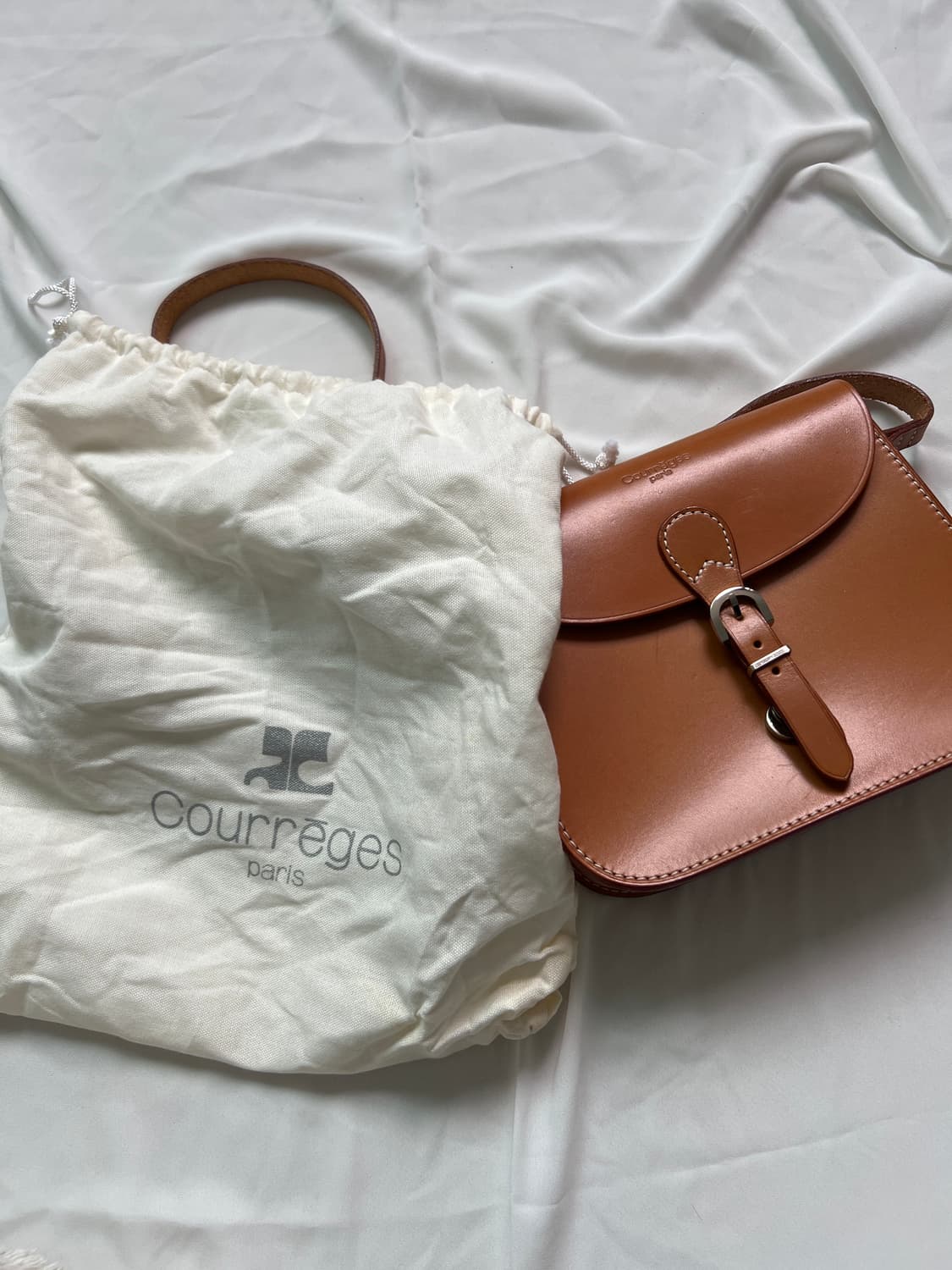 Courreges 꾸레쥬 가죽 크로스백 카라멜 상품이미지10