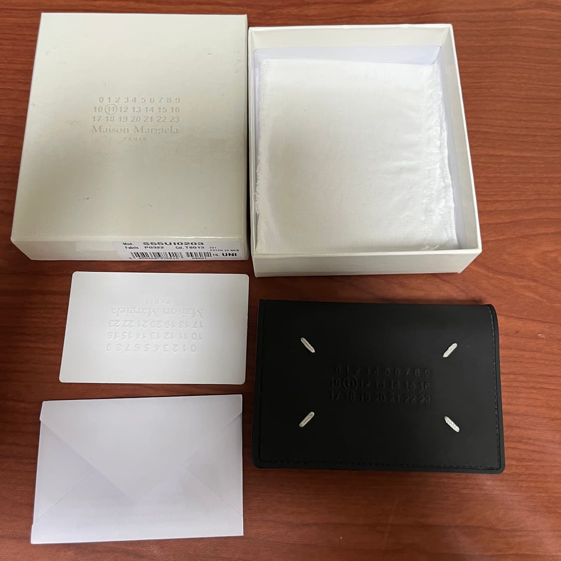 메종 마르지엘라 블랙 넘버 로고 바이폴드 카드 홀더 블랙 상품이미지3