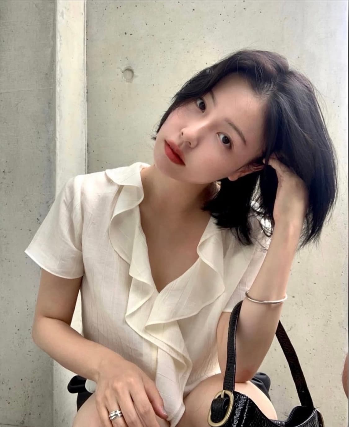 오브네어 줄라이 프릴 블라우스 웨이브 셔링 여름 반팔 실크 브이넥 상품이미지5