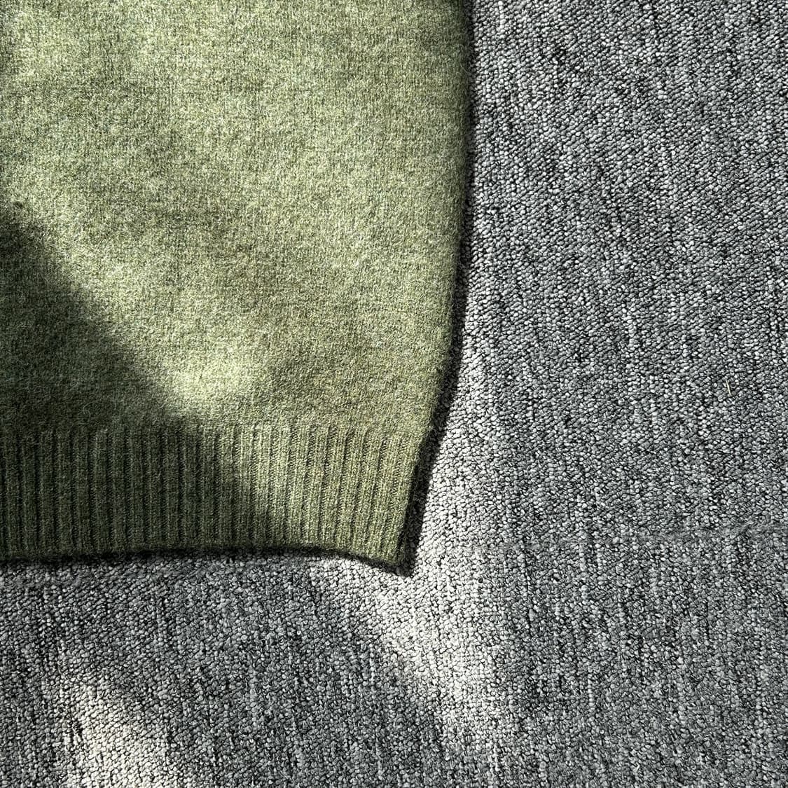 매너그램 셔틀랜드 쉐기독 카키 니트 상품이미지3