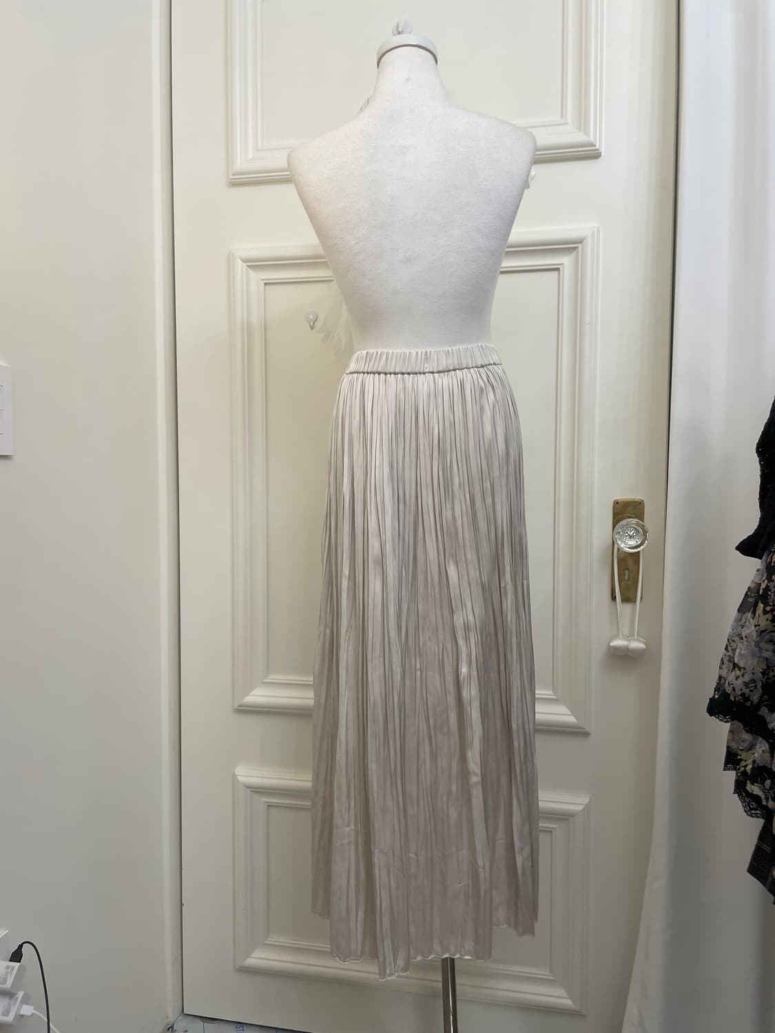 gray beige satin pleats long skirt 상품이미지3