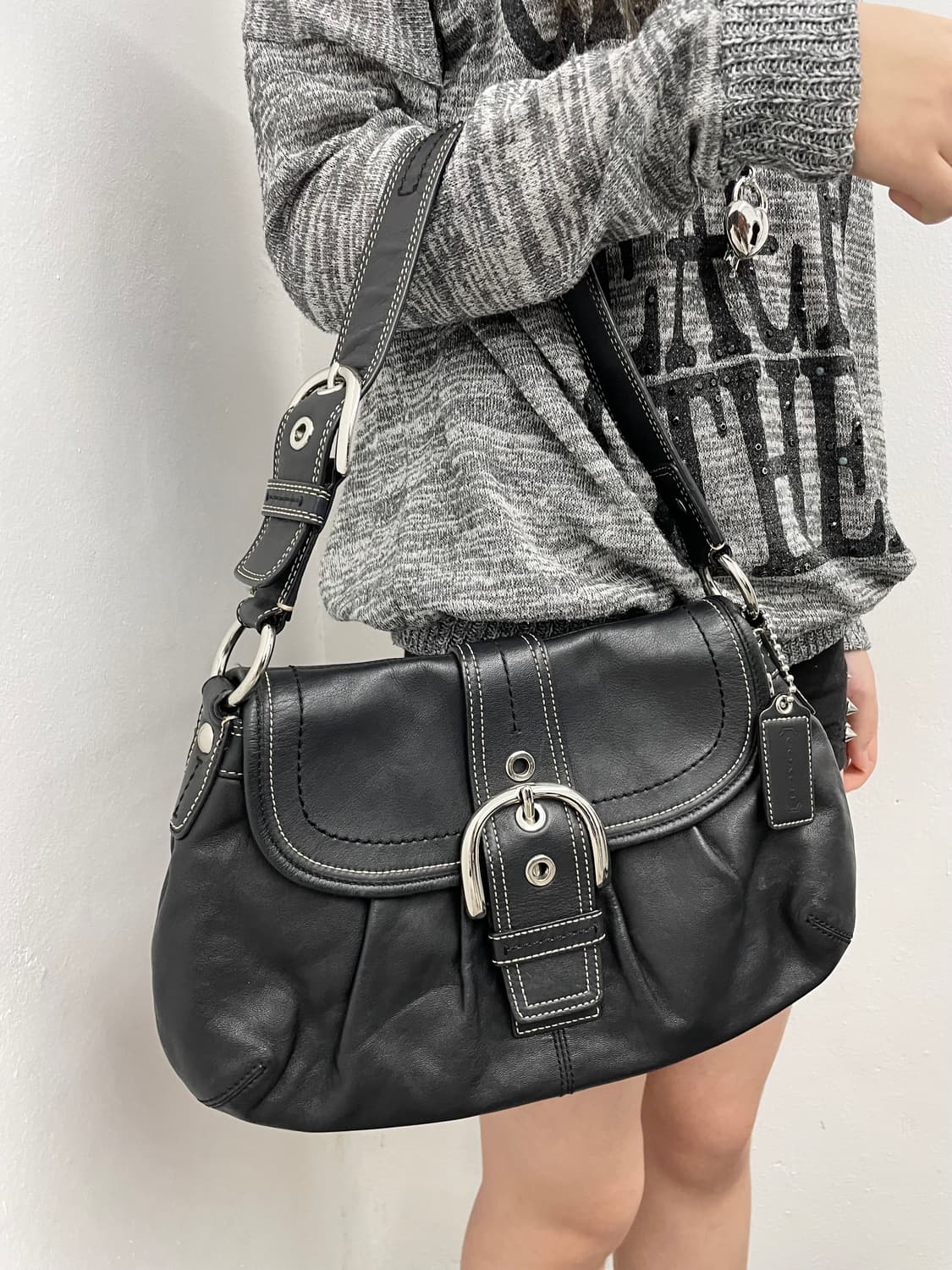 코치 블랙 레더 버클 숄더백 상품이미지3