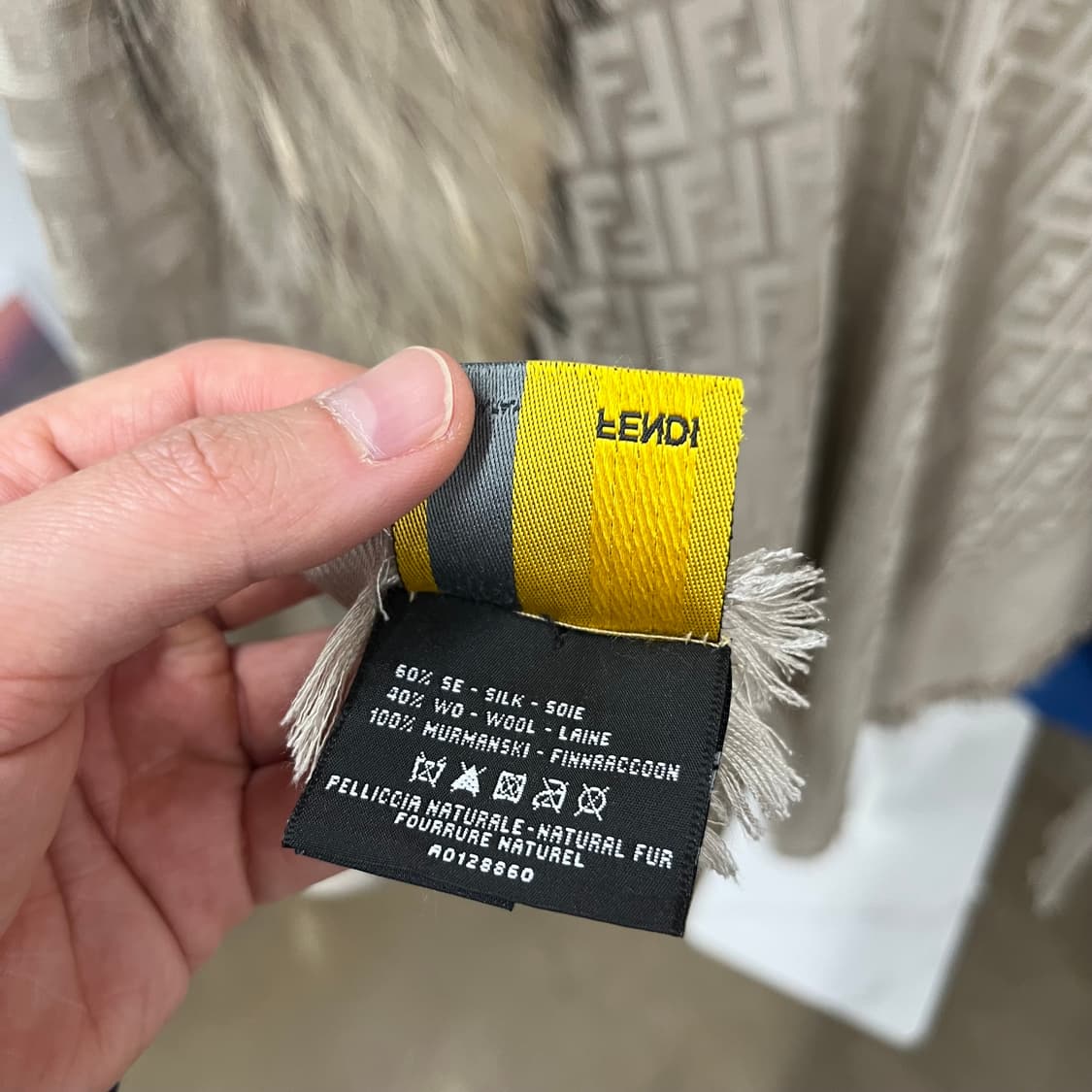 펜디 주카 실크 숄 판초 OS 상품이미지5