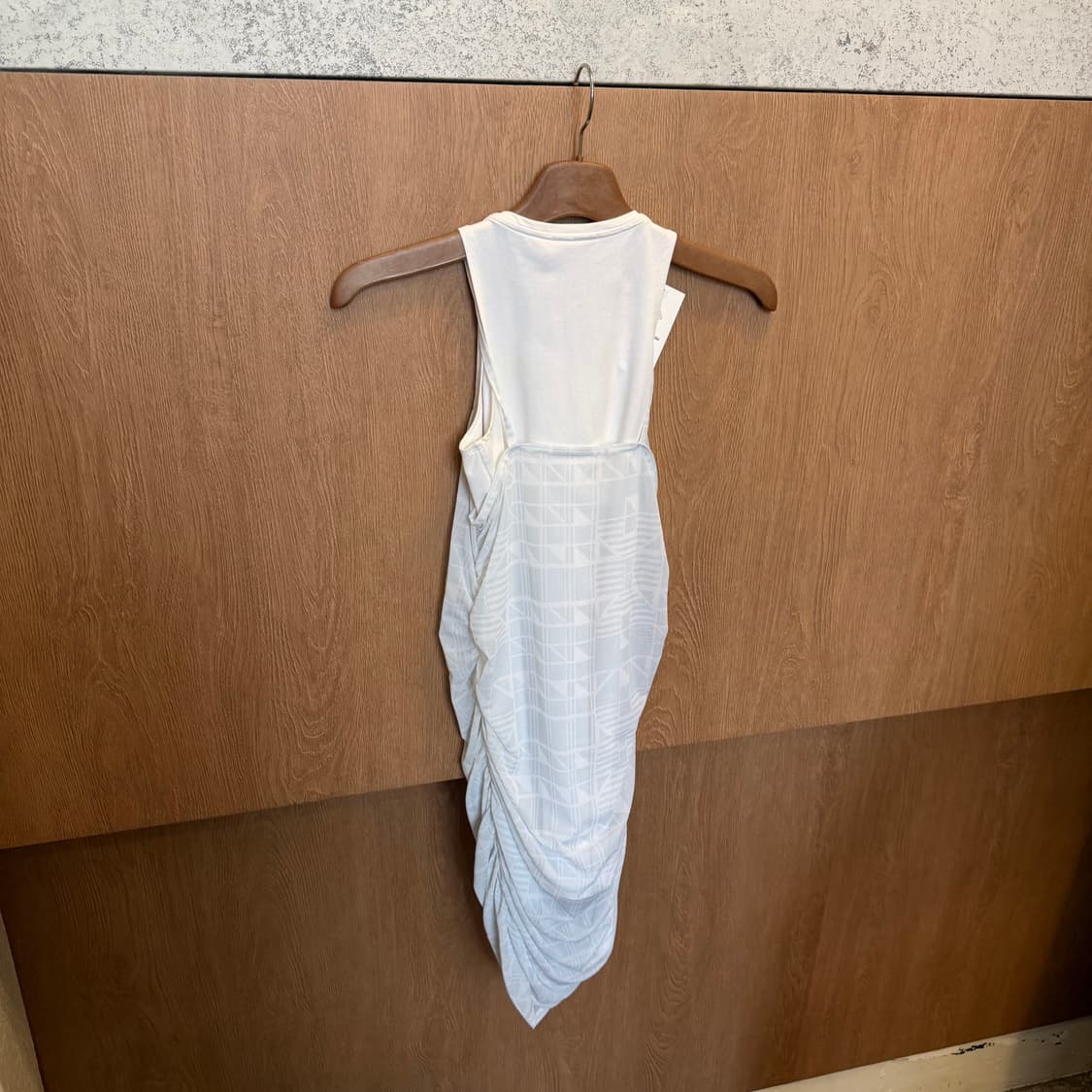 나이키 슬리브리스 롱 원피스 기하학 패턴 레이어드 디테일 슬림핏 화이트 상품이미지2